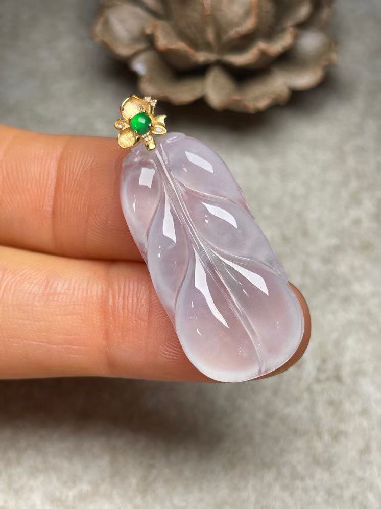 冰种叶子吊坠、真金真钻镶嵌，种水好，玉质细腻 .裸石尺寸 29.0*13.8‘