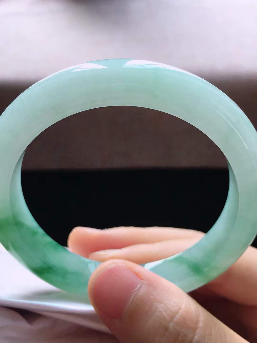 【翡翠名称】老坑冰种冰飘花54.3正圈口手镯
【翡翠尺寸】54.3*10.8*8.2mm适合53-55.5正圈口佩戴
【翡翠描述】宝贝种老水足，玉质细腻，色泽靓丽，性价比高，佩戴效果好！
【其它赠送】权威证书/精美挂绳盒子/支持全国复检