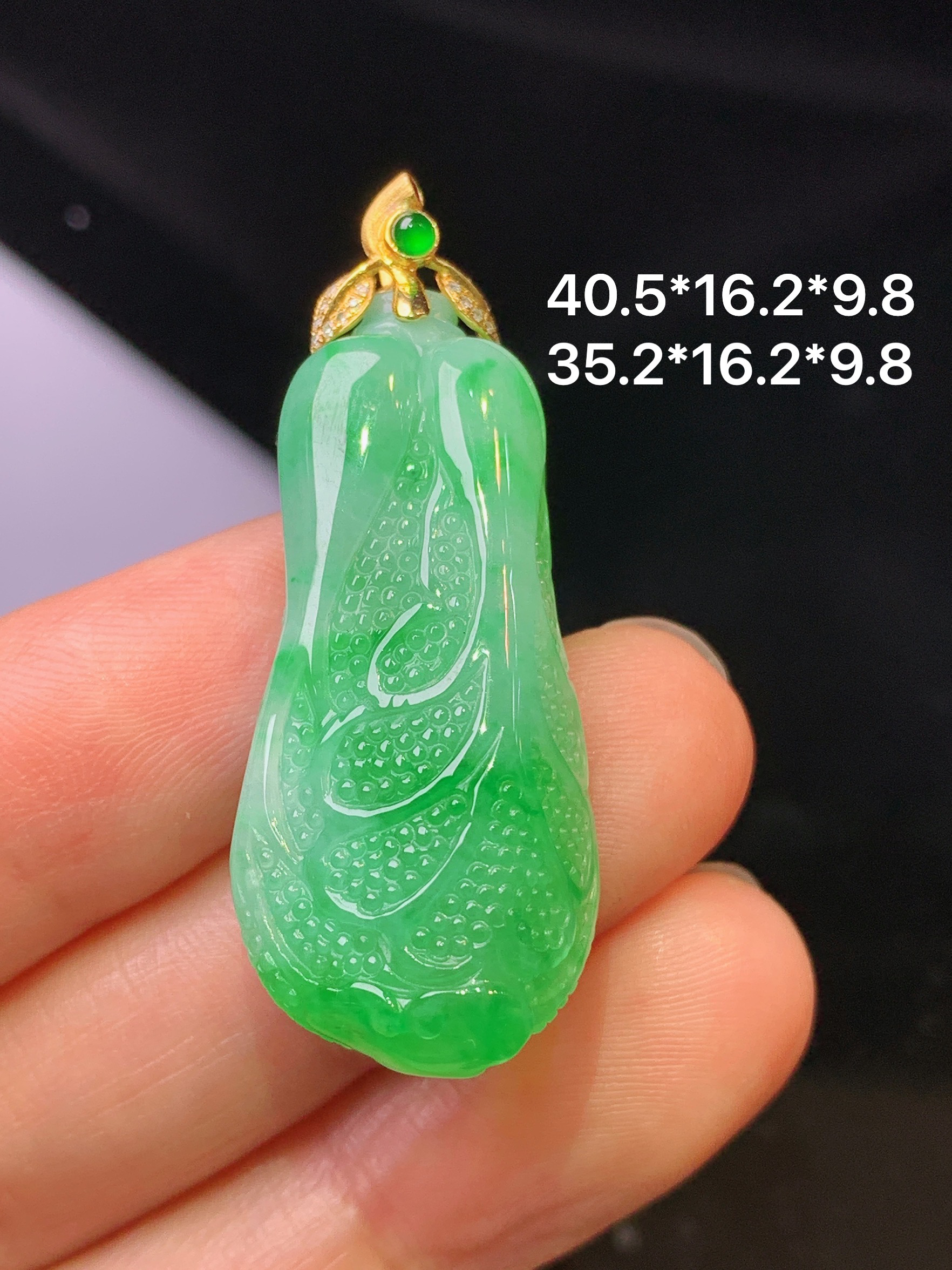 18k金钻镶嵌飘绿白菜吊坠 玉质细腻 色泽艳丽 整体尺寸40.5*16.2*9.8x1