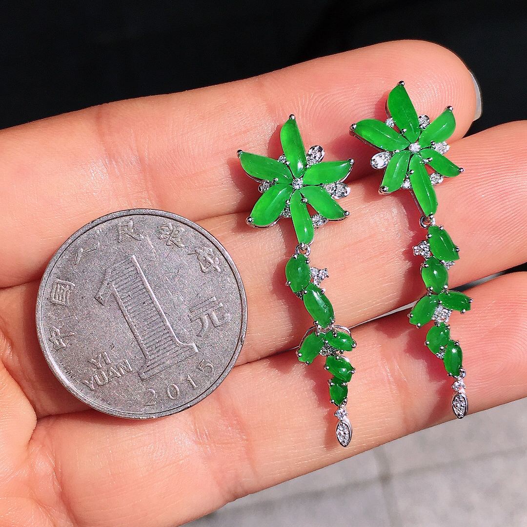 阳绿随形耳坠，色泽均匀艳丽，玉质细腻，荧光感超
强，饱满圆润，尽显优雅气质，18k
金豪华镶嵌