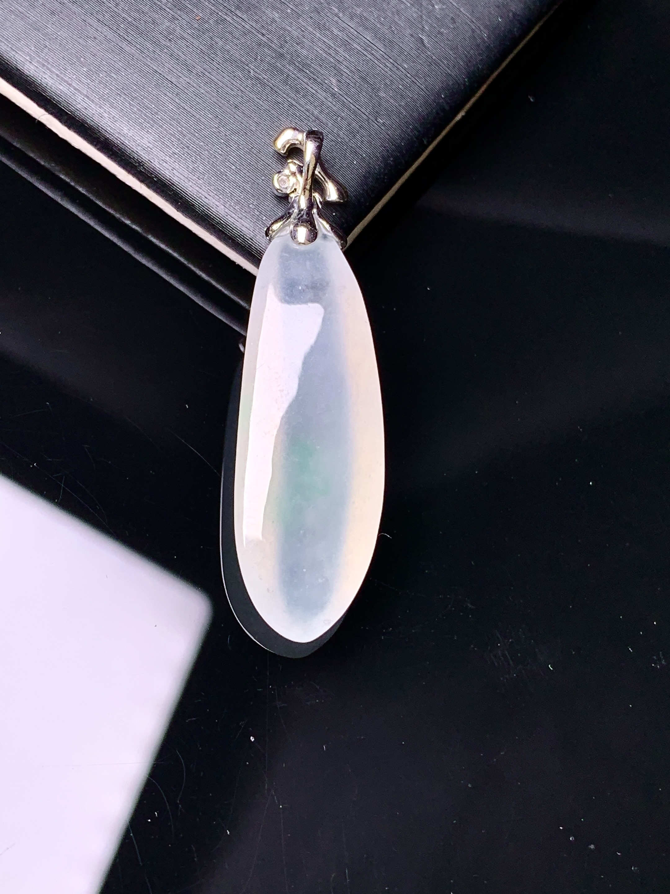 18k金钻镶嵌冰种福瓜吊坠 玉质细腻 色泽艳丽 整体尺寸38.3*10.5*5.5f1