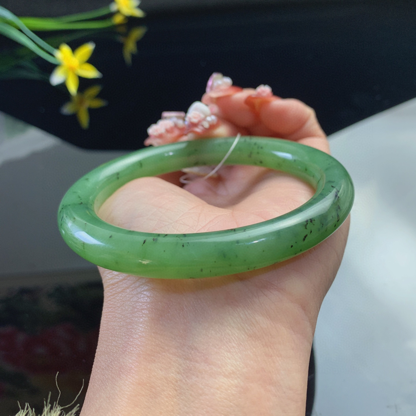 和田玉碧玉61圈口阳绿色猕猴桃圆条手镯，玉质细腻油润 底色纯净 无裂无棉 脂粉好