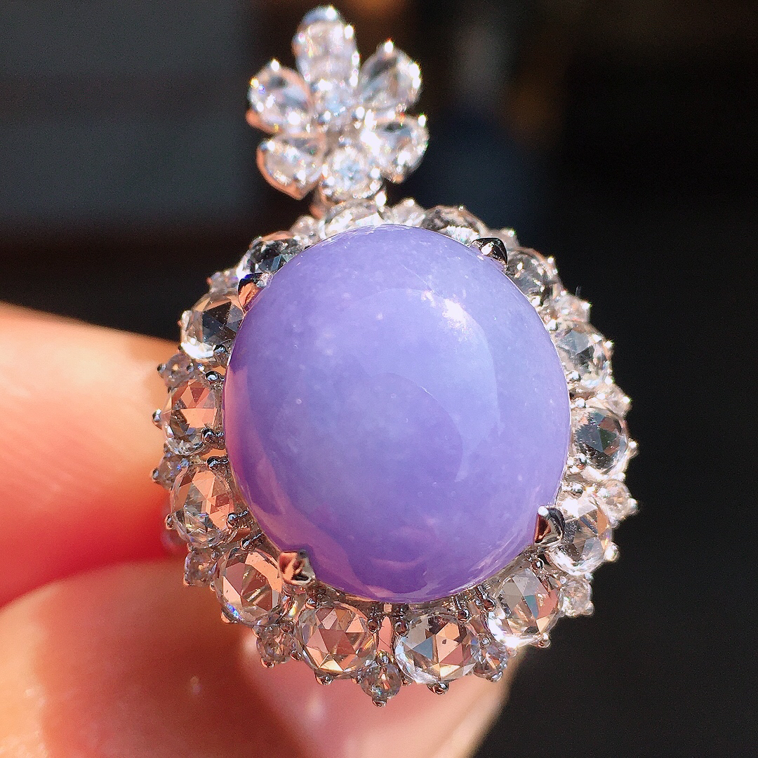 紫罗兰蛋面戒指/吊坠两用款，色泽均匀艳丽，玉质细腻，荧光感超
强，饱满圆润，尽显优雅气质，18k
金