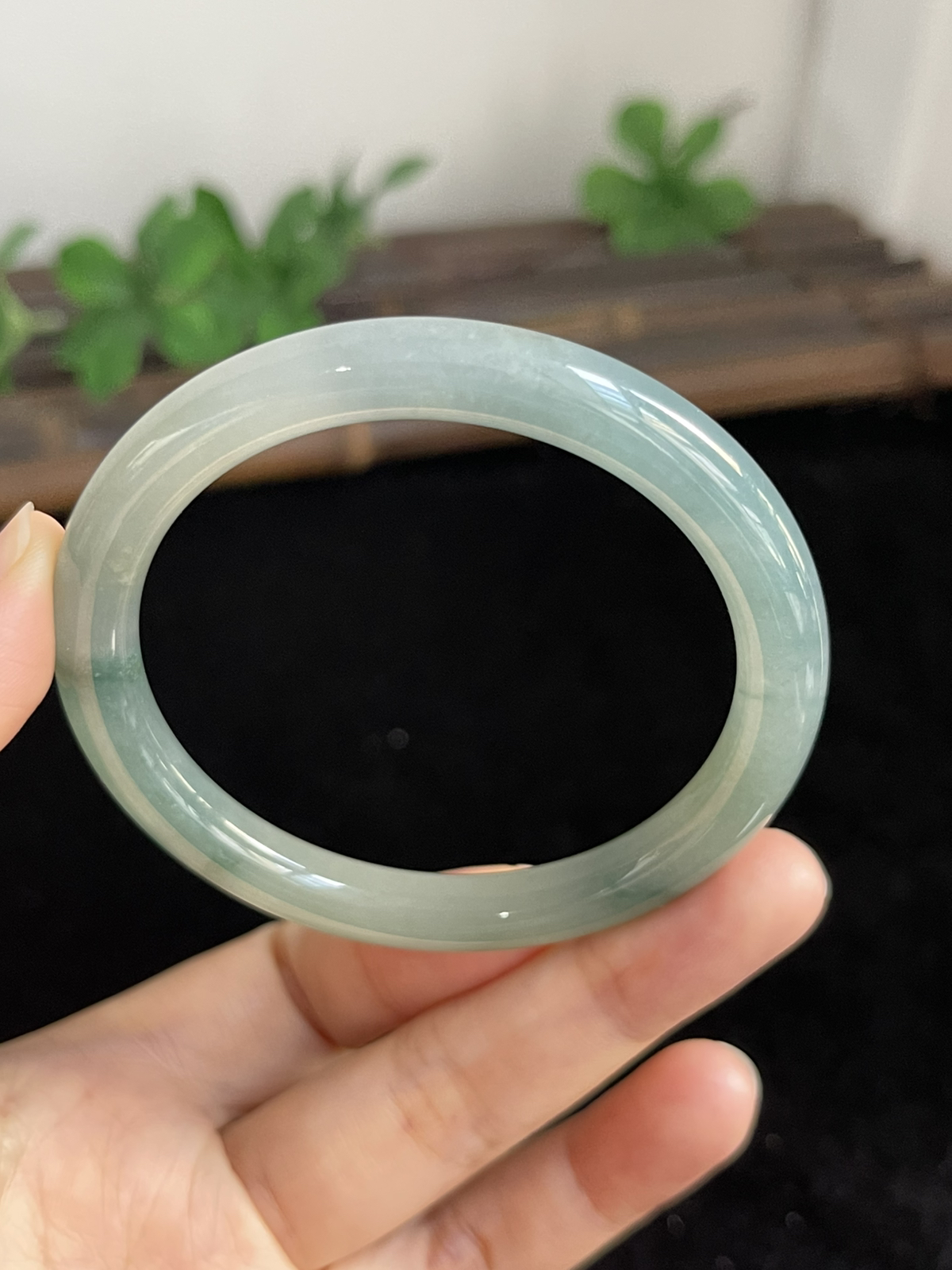 圆镯53.5圈口，翡翠冰糯种飘绿手镯