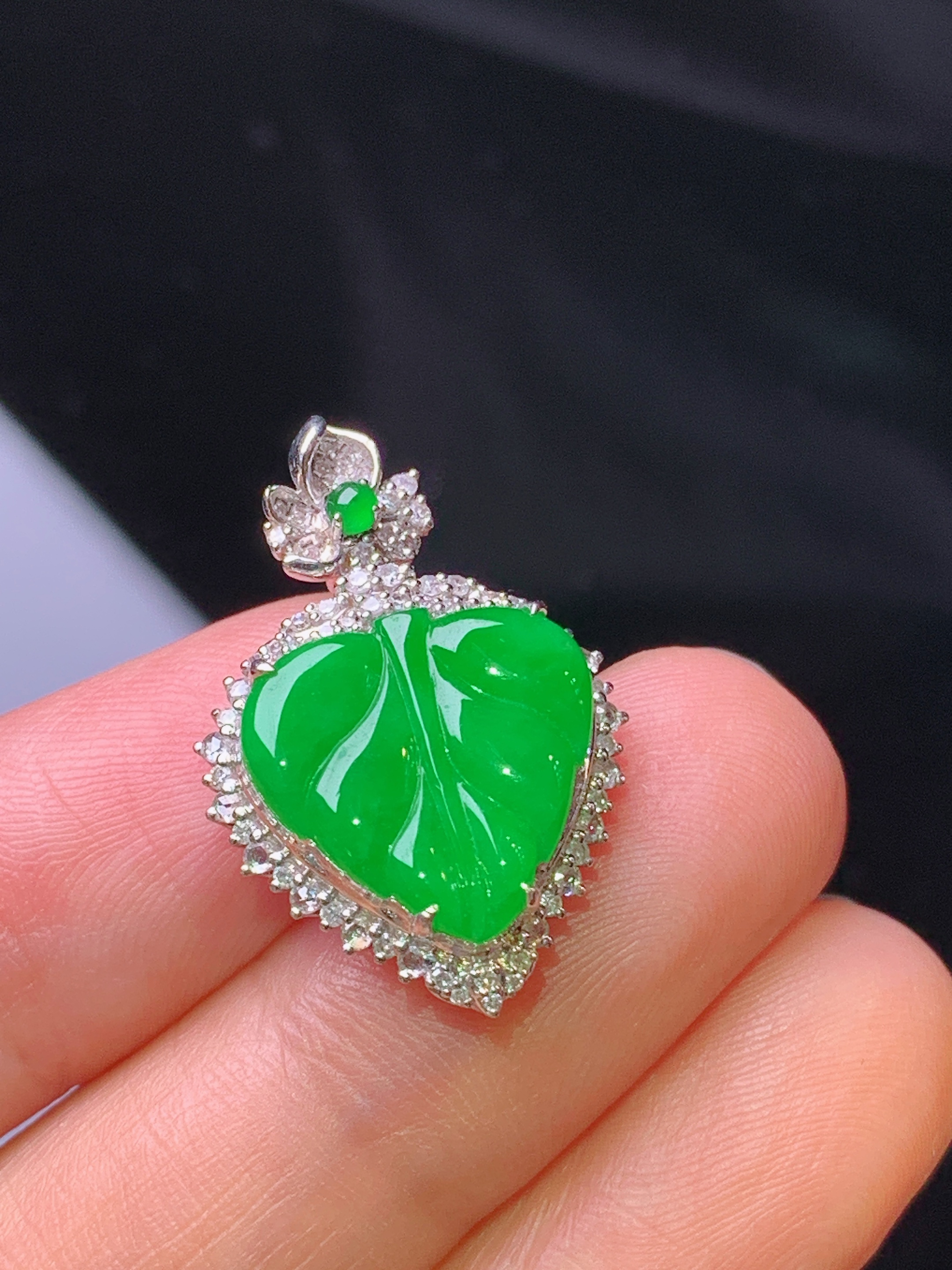 18k金钻镶嵌满绿树叶吊坠 玉质细腻 色泽艳丽 整体尺寸24.5*16.6*7.3c2