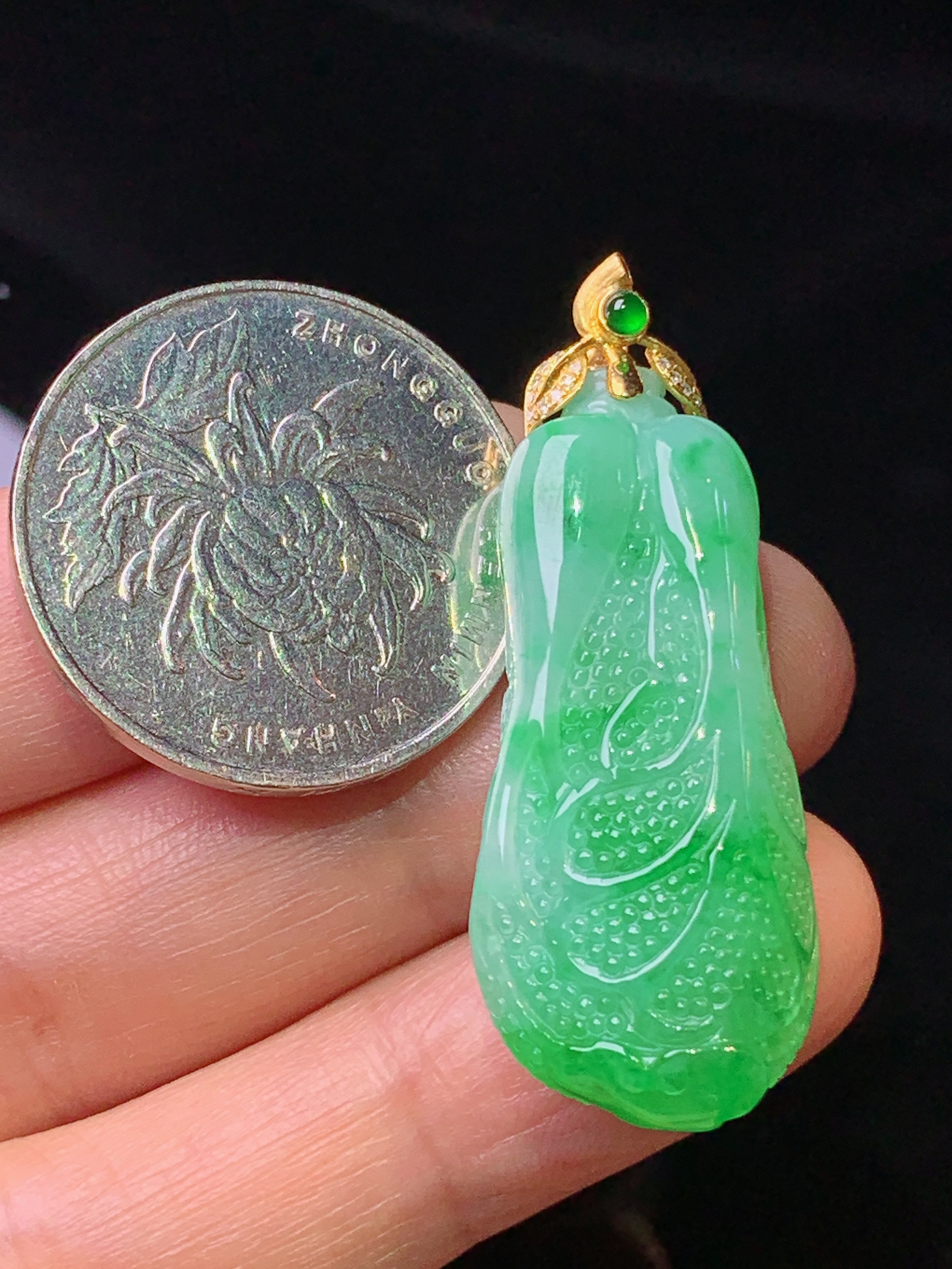 18k金钻镶嵌飘绿白菜吊坠 玉质细腻 色泽艳丽 整体尺寸40.5*16.2*9.8x1