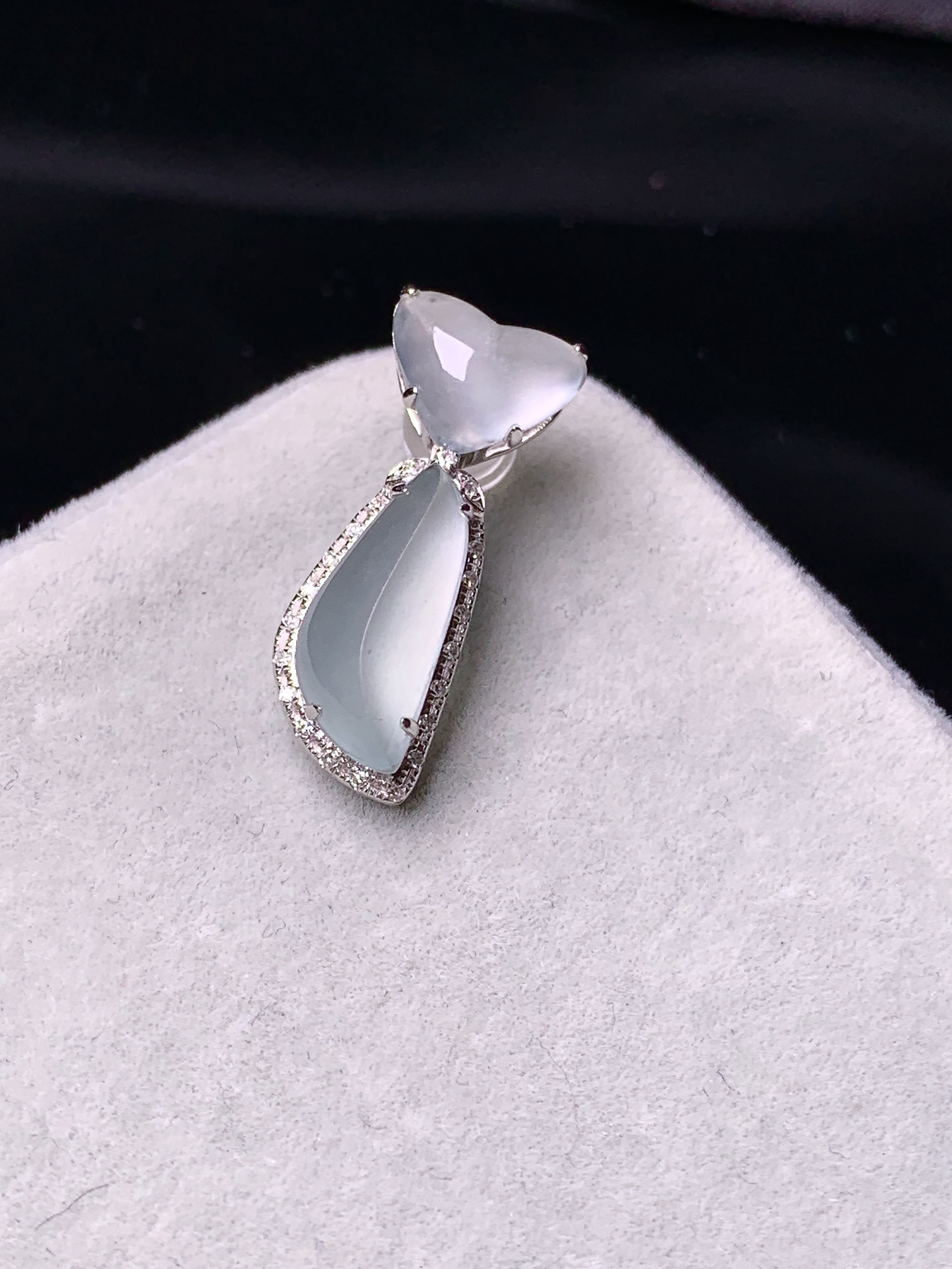 18k金钻镶嵌冰种随形吊坠 玉质细腻 色泽艳丽 整体尺寸21.3*8.5*6y4