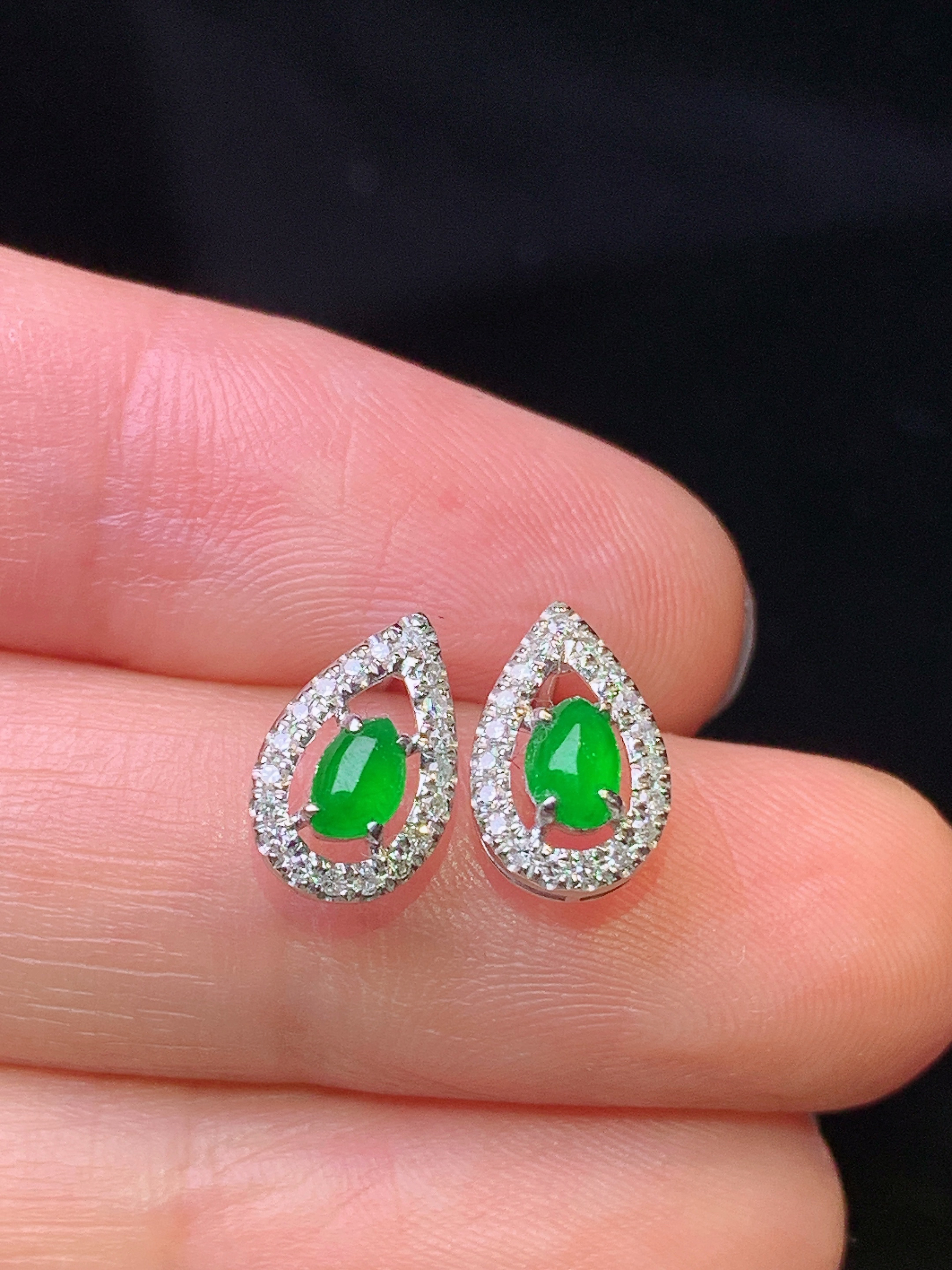 18k金钻镶嵌满绿水滴耳钉 玉质细腻 色泽艳丽 整体尺寸10.2*6.6*4.2c2