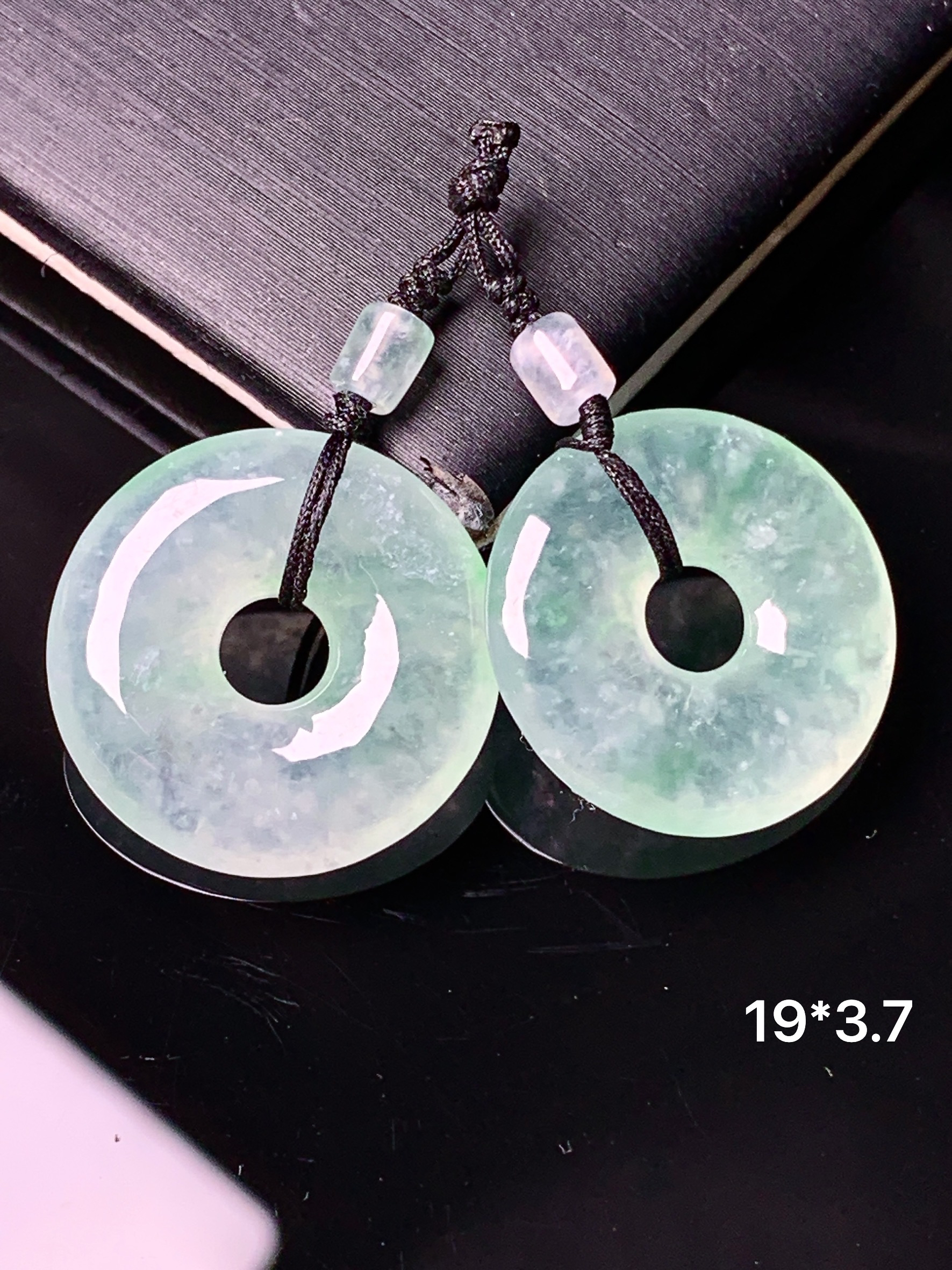 冰种飘绿平安环一对 玉质细腻 色泽艳丽 整体尺寸19*3.7*2x