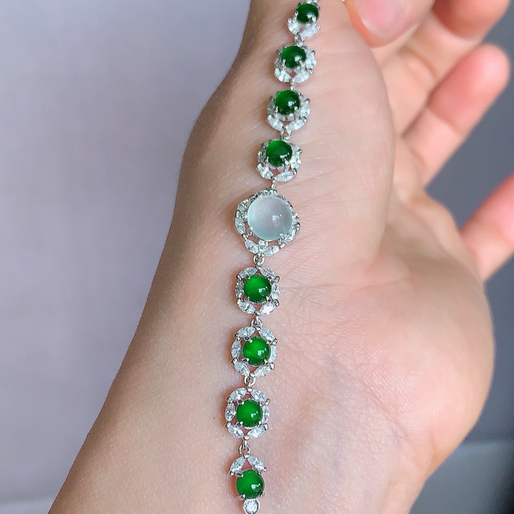 冰润满绿翡翠蛋面手链，水水润润，珠圆玉润，颜色鲜艳，妙明清净，清秀高雅，佩戴效果优雅迷人！性价比超值 W502.12  取一尺寸：11.3-10.5-6.3mm    裸石尺寸：6.8mm