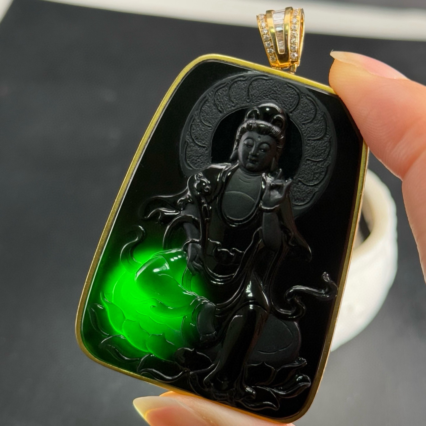 精品18k墨翠观音 种好色正 黑度极好 打灯通透 油性十足 尺寸64.6
