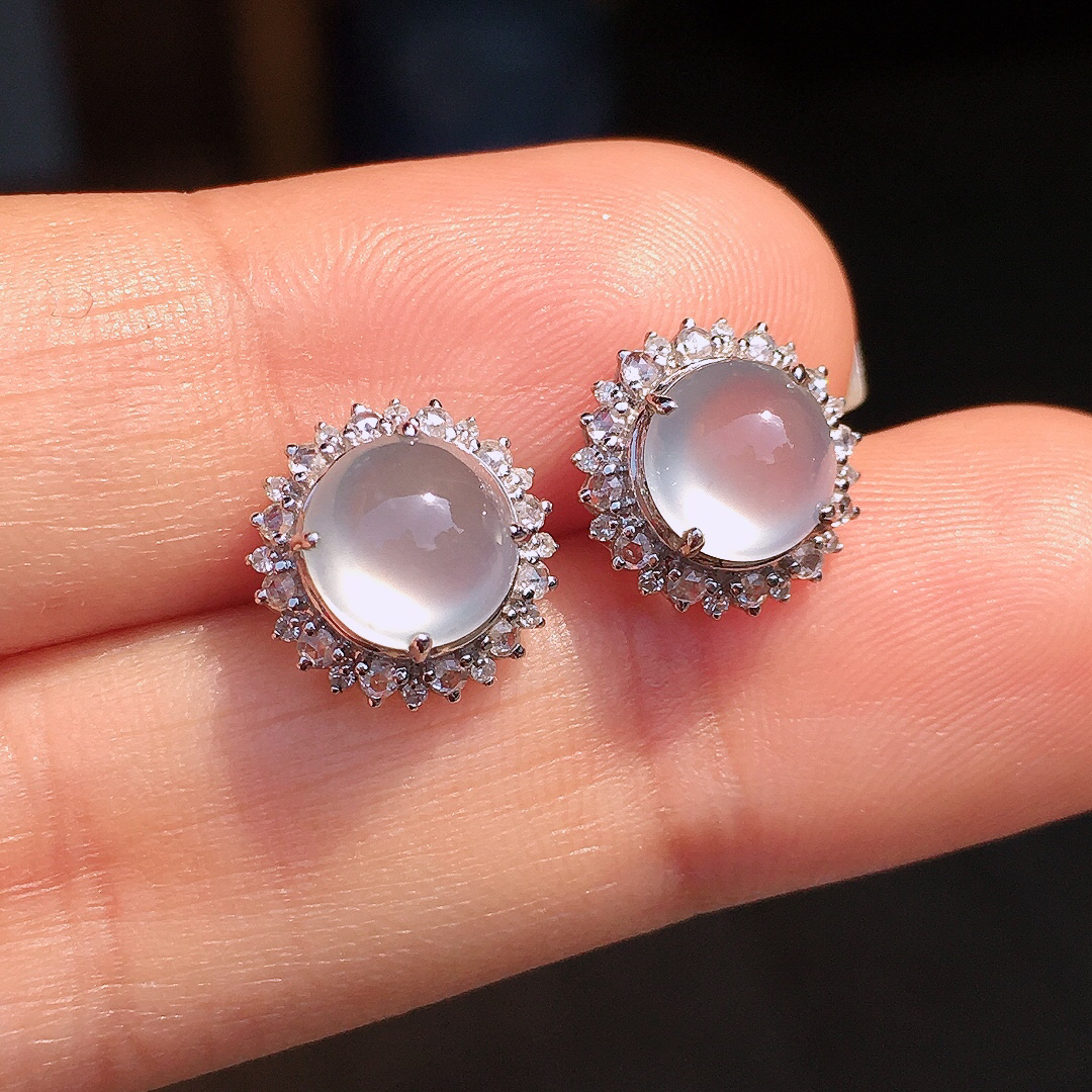 玻璃种蛋面耳钉，玉质细腻，荧光感超
强，饱满圆润，尽显优雅气质，18k
金豪华镶嵌