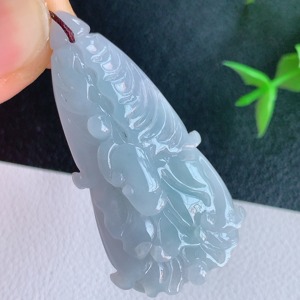 冰润精雕白菜吊坠  玉质细腻，巧雕白菜，叶脉纹理细密，饱和紧密;茎叶粗壮有力，白菜”音通“百财”，“