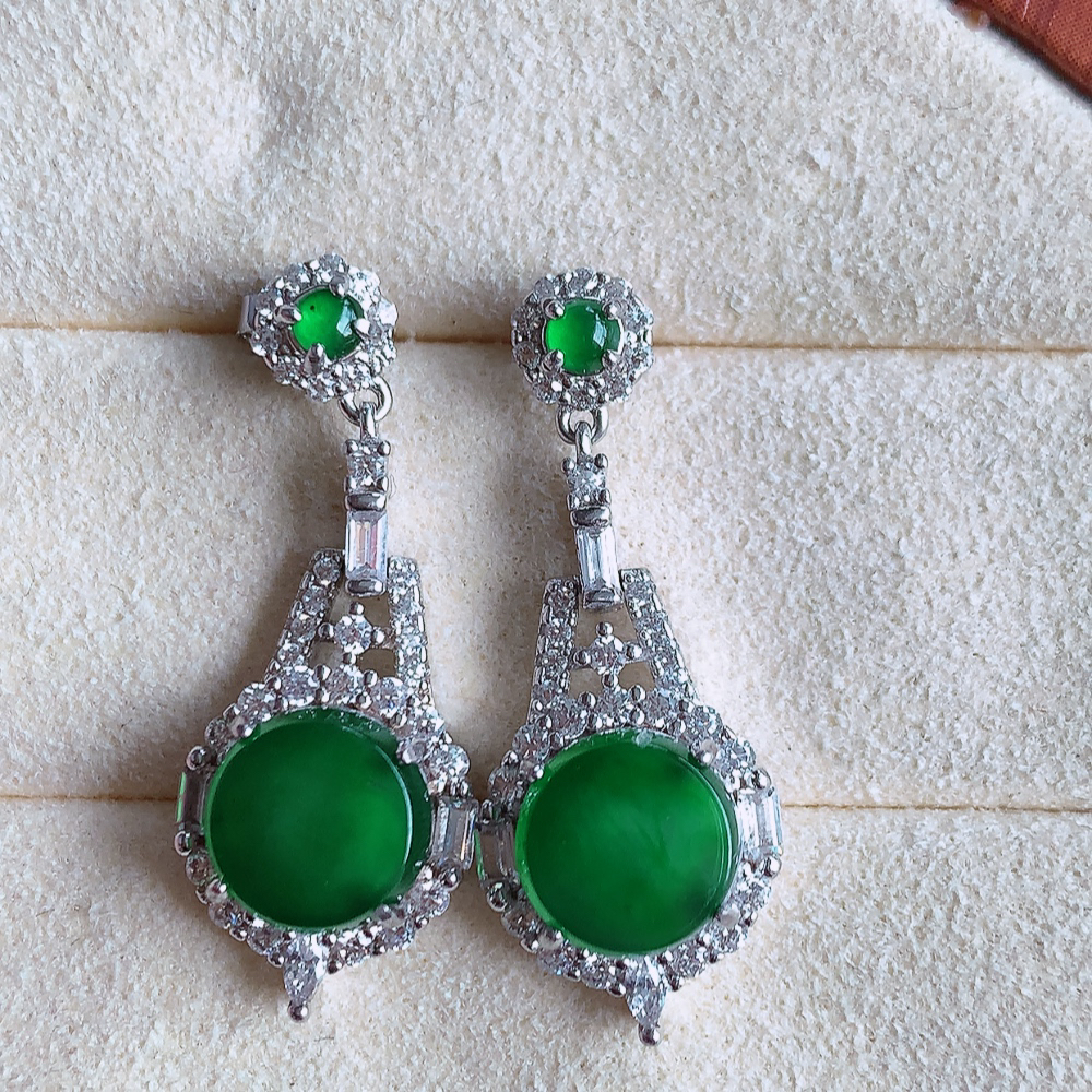 冰润满绿翡翠耳坠，自然光实拍，颜色漂亮，种老水足，品相佳，佩戴佳品！W502.12  取一尺寸： 28-11-6mm  裸石尺寸：8mm