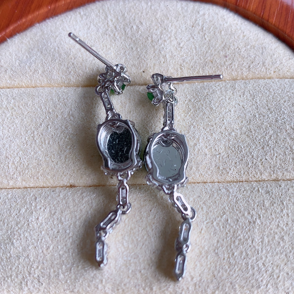 冰润满绿翡翠耳坠，自然光实拍，颜色漂亮，种老水足，品相佳，佩戴佳品！W502.12  取一尺寸： 34.5-7-5.8mm  裸石尺寸：7.8-7mm