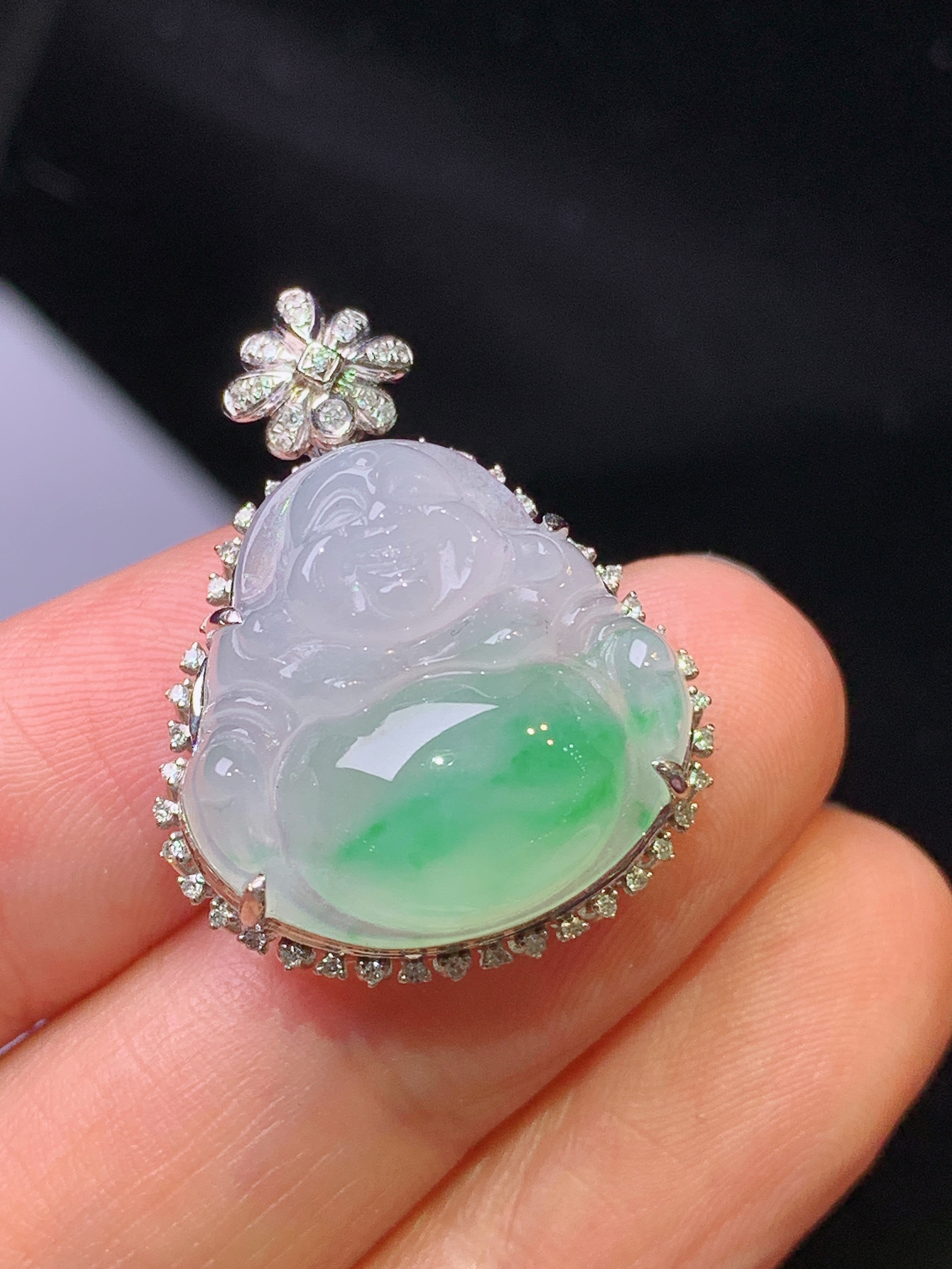 18k金钻镶嵌飘绿佛公吊坠 玉质细腻 色泽艳丽 整体尺寸27.2*20.7*9.8j2