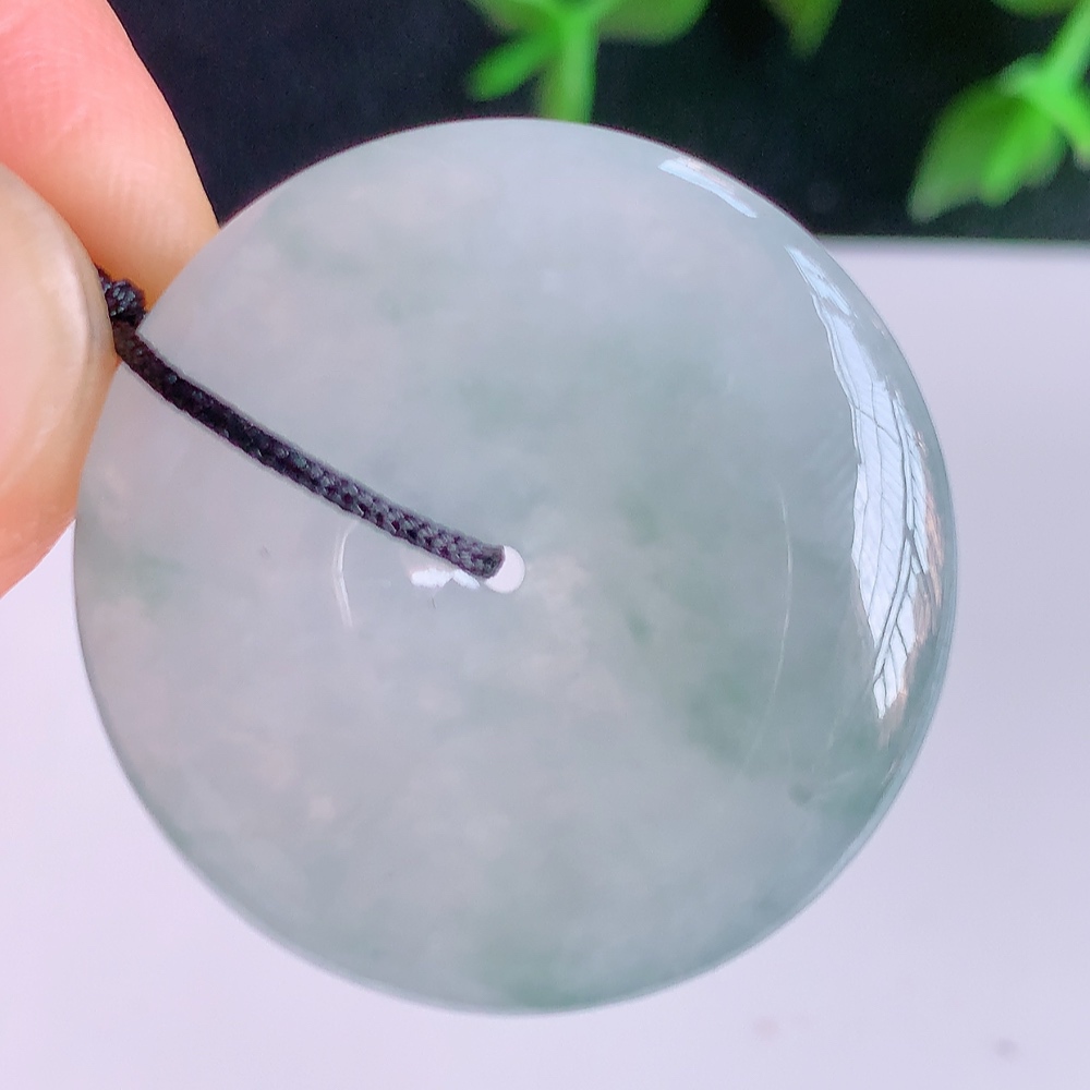 冰润飘花平安扣吊坠，厚装饱满，冰润剔透，细腻水足，种质润泽，飘花灵动，佩戴优雅大气，W41.12   尺寸：29-6.3mm