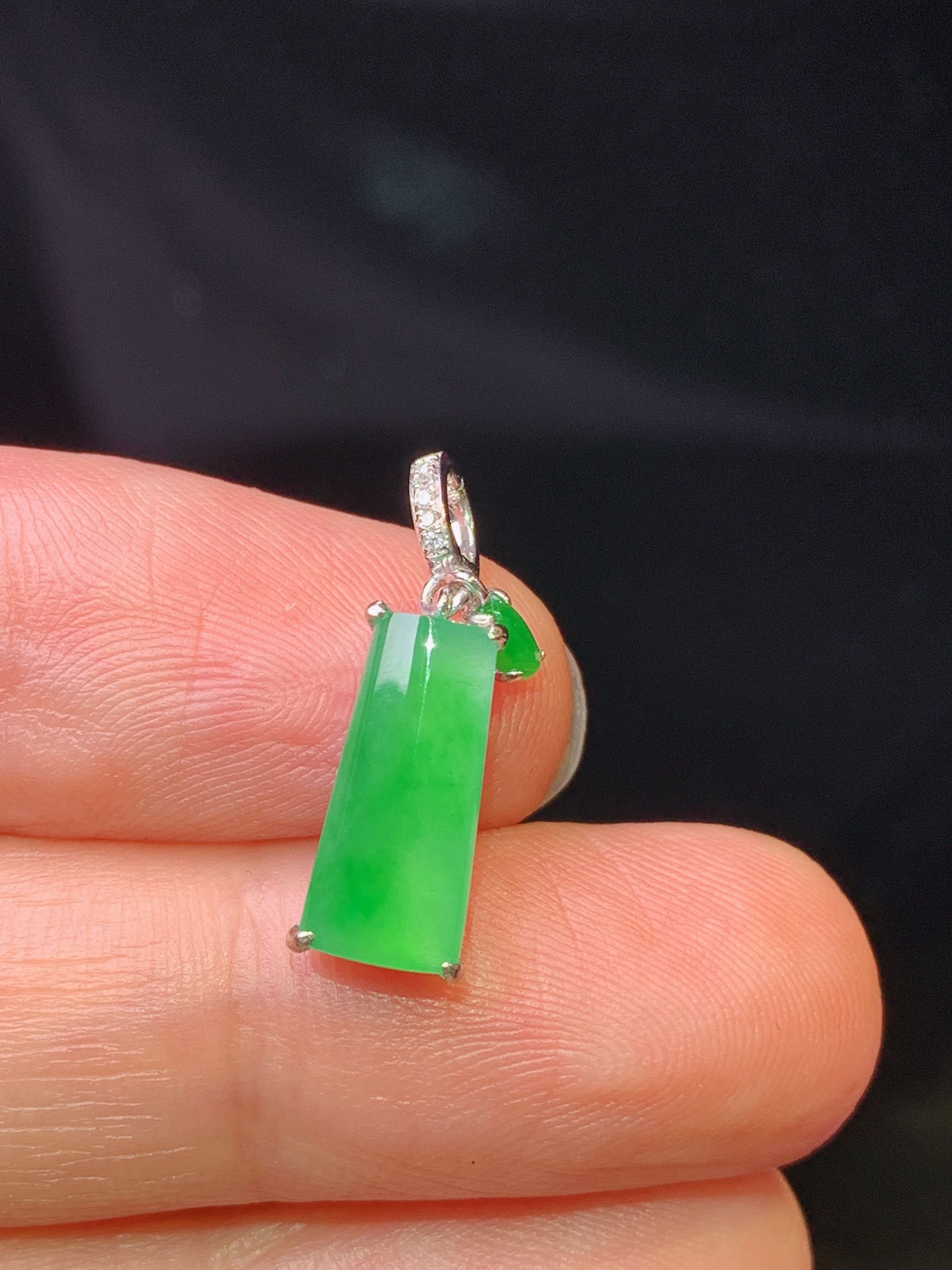 18k金钻镶嵌翠绿玉柱吊坠 玉质细腻 色泽艳丽 整体尺寸19.3*6*3.5j2
