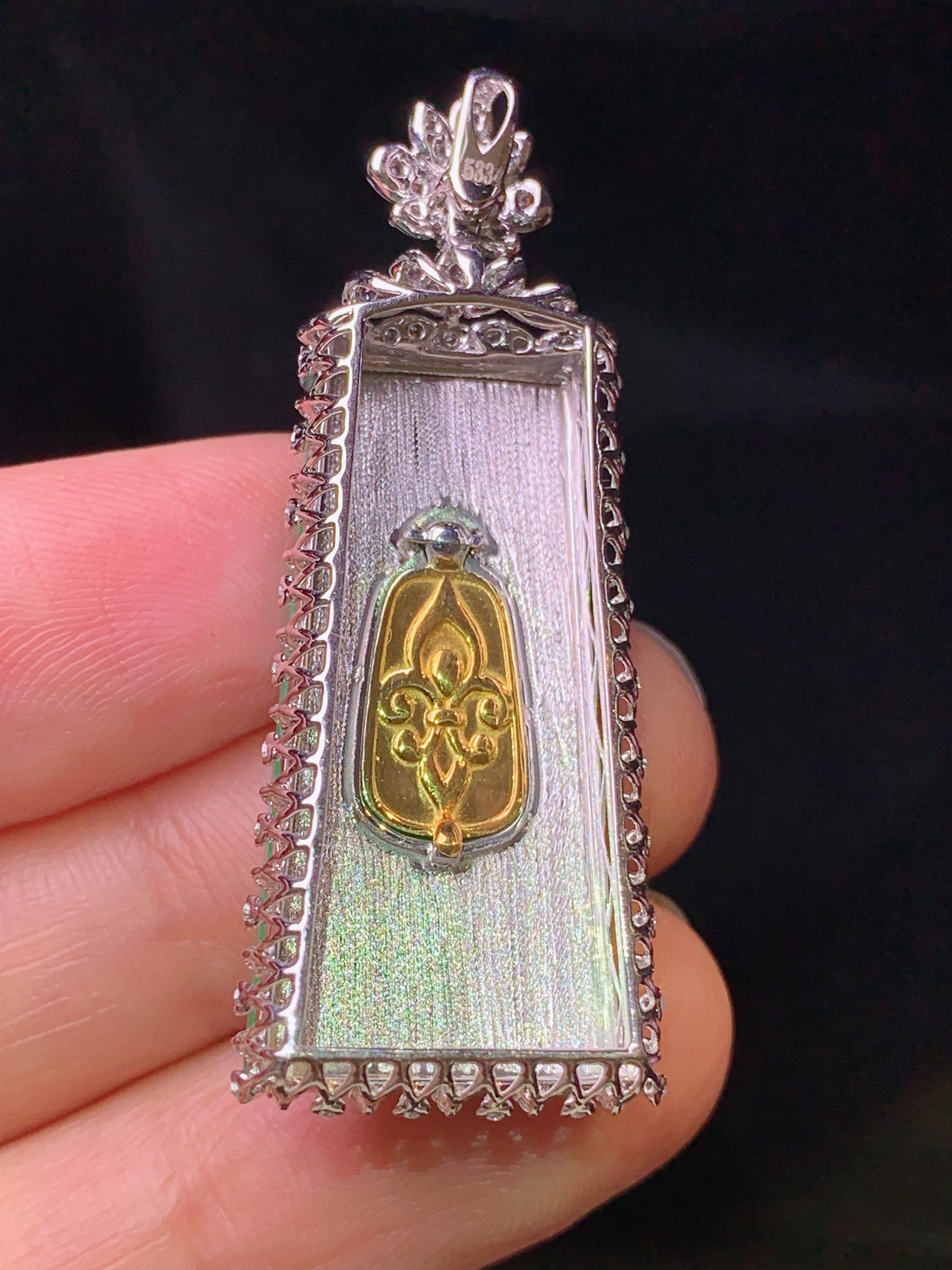 18k金钻镶嵌翠绿无事牌吊坠 玉质细腻 色泽艳丽 整体尺寸42.5*16.5*8.8j2