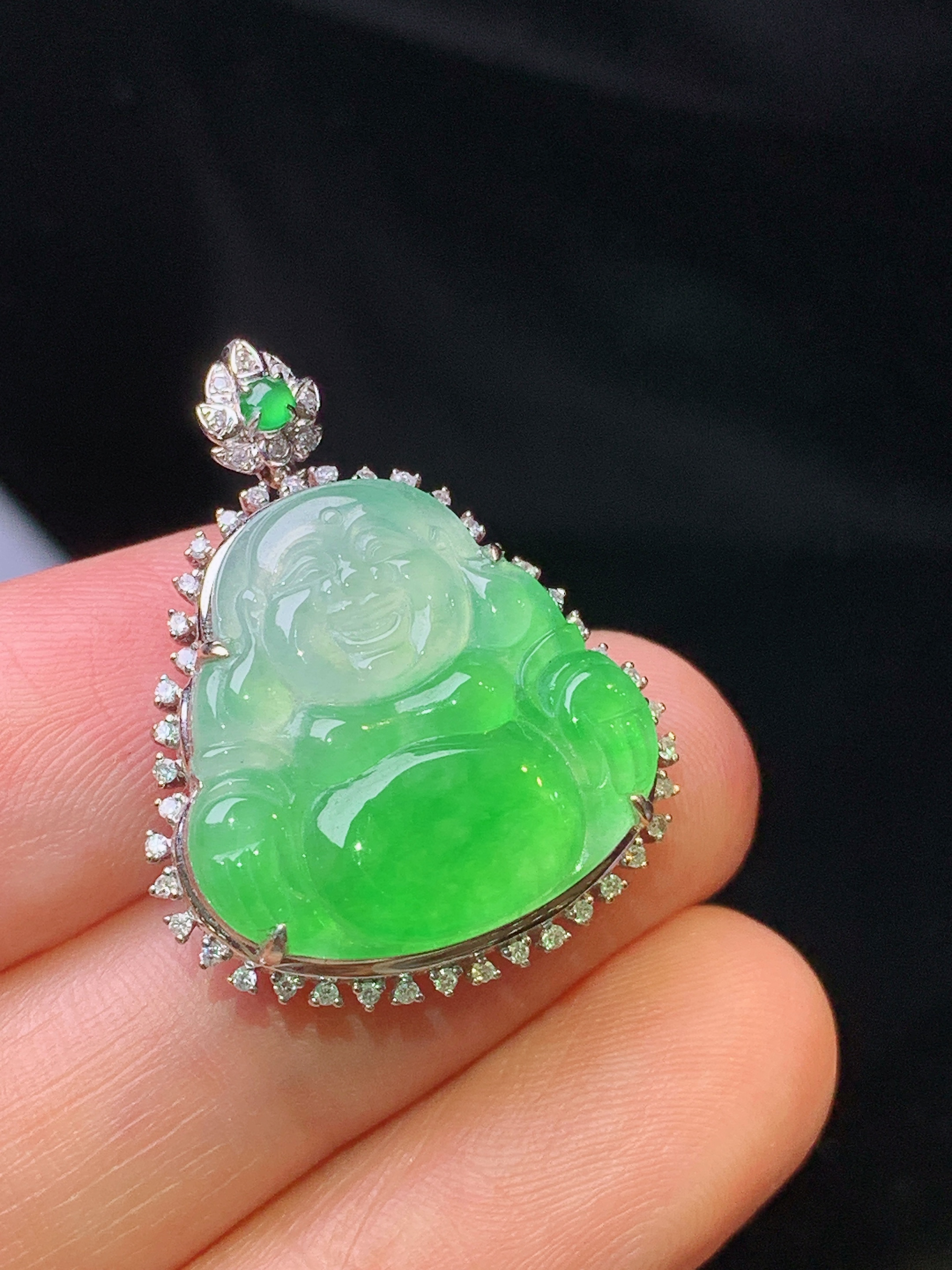 18k金钻镶嵌飘绿佛公吊坠 玉质细腻 色泽艳丽 整体尺寸27.5*21.5*6.7j2