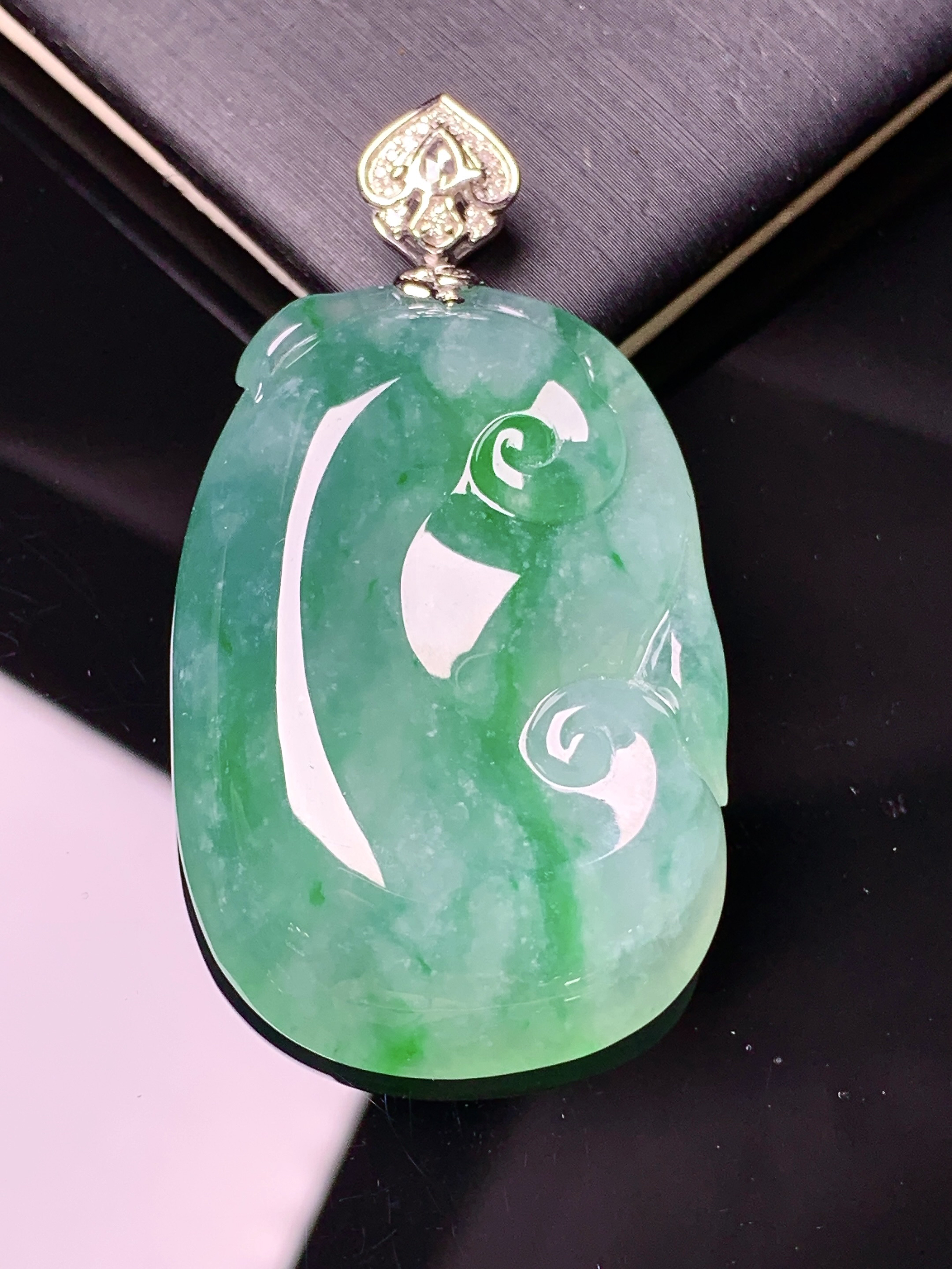 18k金钻镶嵌飘绿如意吊坠 玉质细腻 色泽艳丽 整体尺寸49*26.3*8.2f1