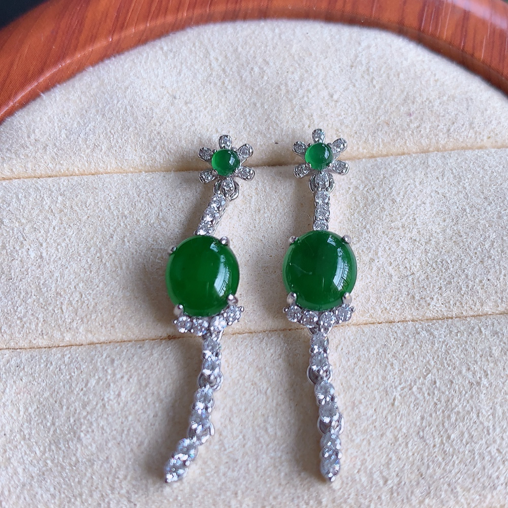 冰润满绿翡翠耳坠，自然光实拍，颜色漂亮，种老水足，品相佳，佩戴佳品！W502.12  取一尺寸： 34.5-7-5.8mm  裸石尺寸：7.8-7mm