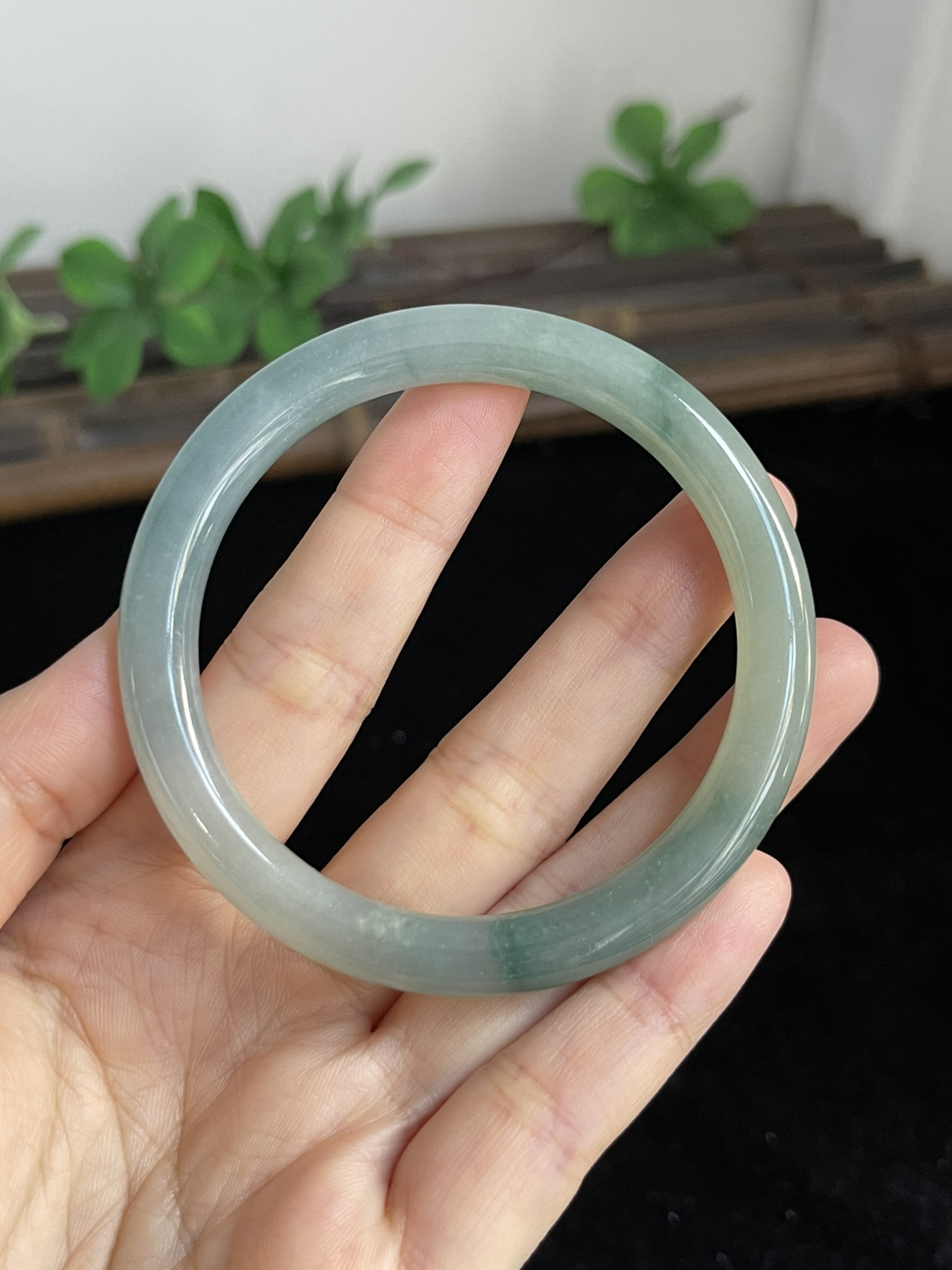 圆镯53.5圈口，翡翠冰糯种飘绿手镯