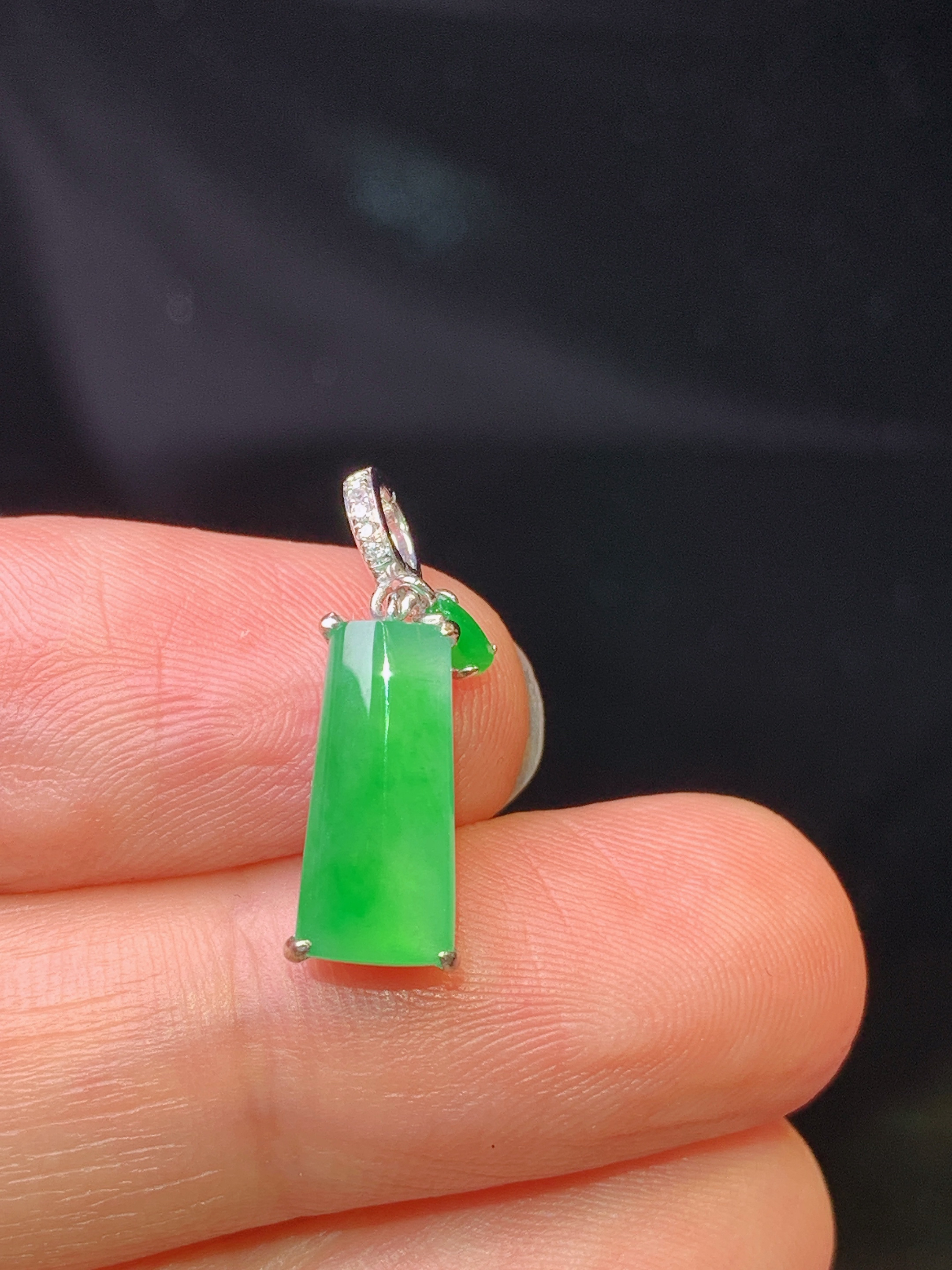 18k金钻镶嵌翠绿玉柱吊坠 玉质细腻 色泽艳丽 整体尺寸19.3*6*3.5j2