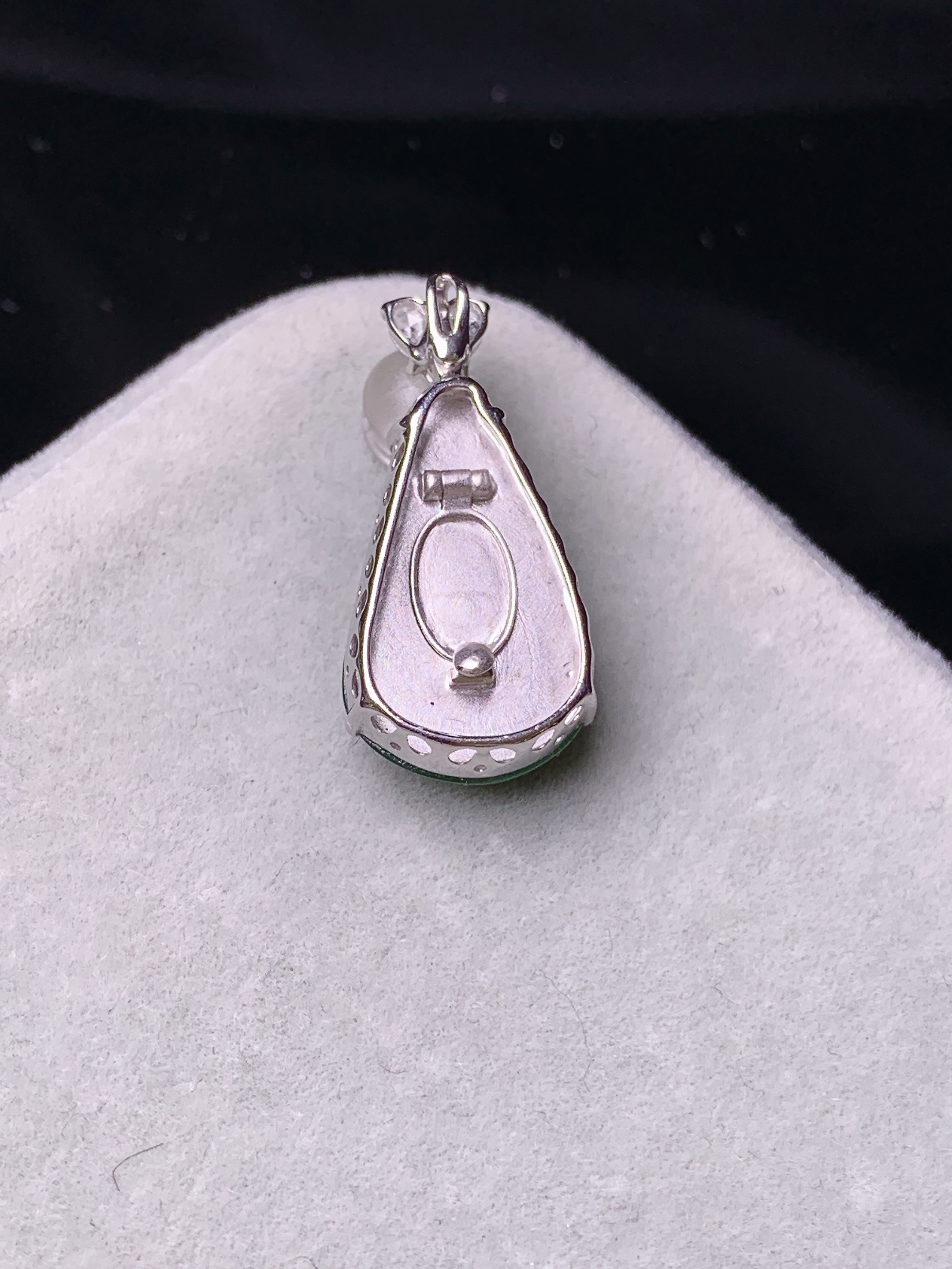 18k金钻镶嵌晴绿四季豆吊坠 玉质细腻 色泽艳丽 整体尺寸21.8*10.5*6.5y5