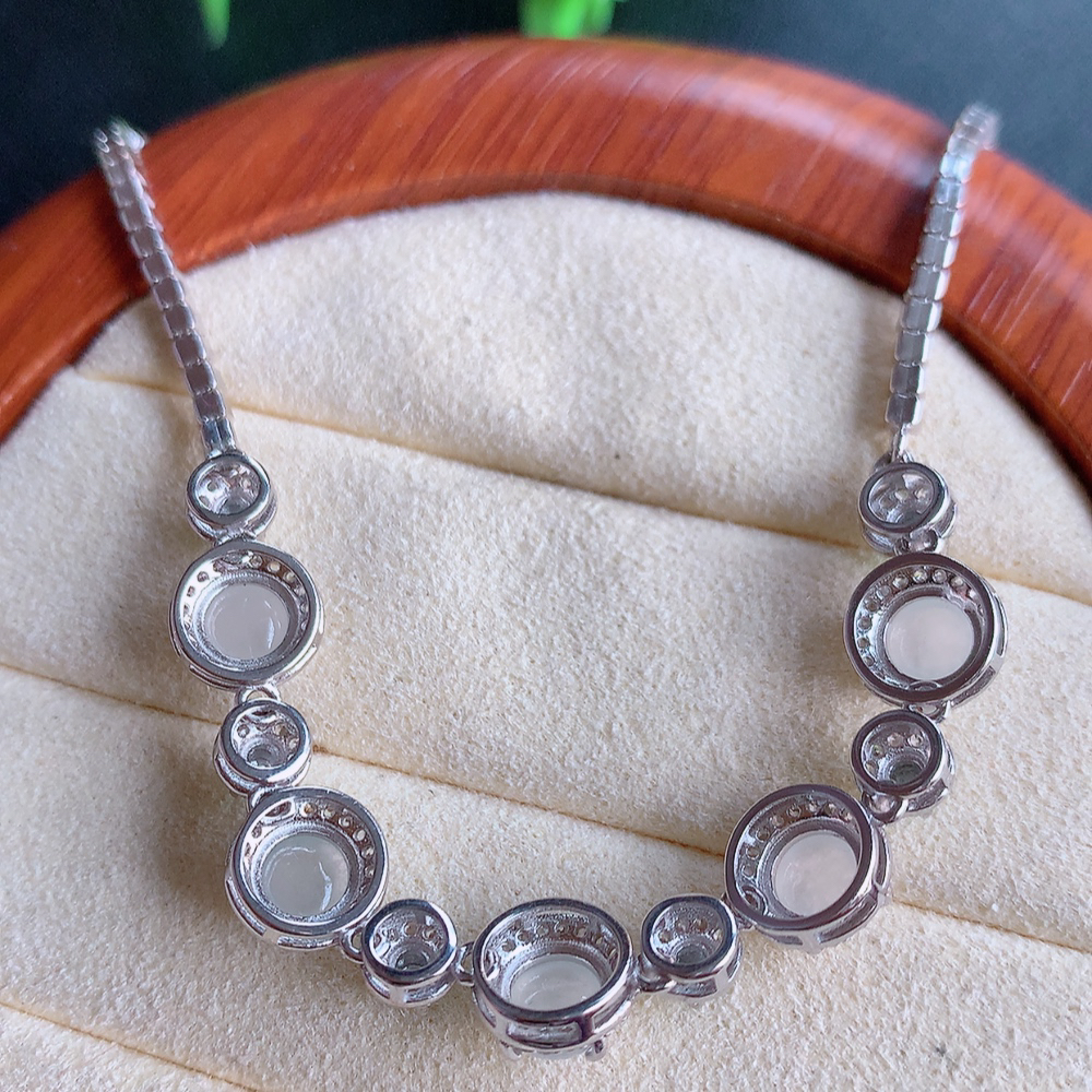 冰润翡翠蛋面手链，水水润润，珠圆玉润，颜色鲜艳，妙明清净，清秀高雅，佩戴效果优雅迷人！性价比超值 W815.12  取一尺寸：8-6mm    裸石尺寸：5.5mm