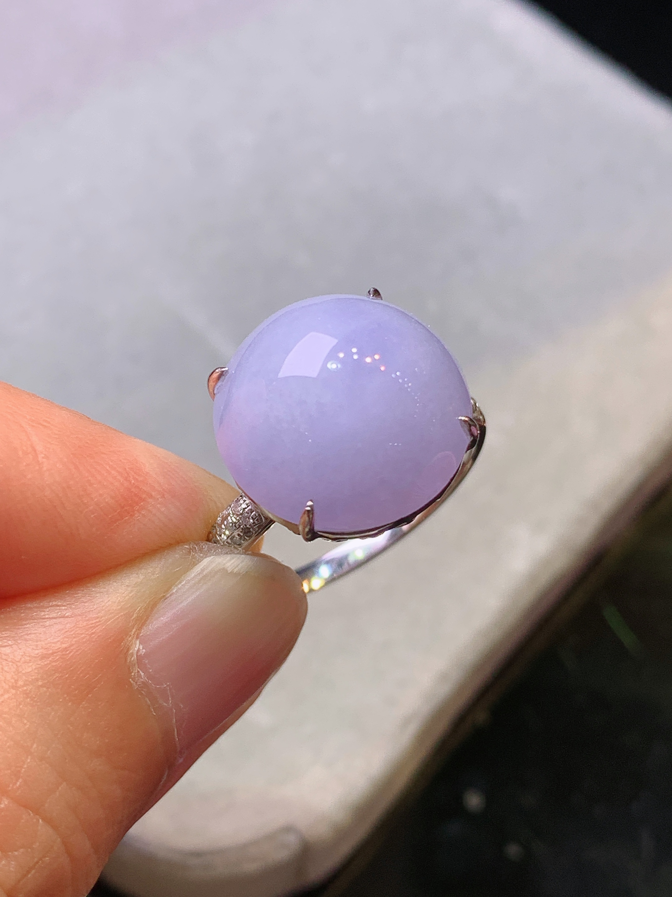 18k金钻镶嵌淡紫罗兰圆珠戒指 玉质细腻 色泽艳丽 圈口14 整体尺寸14.5*14*8.6y4