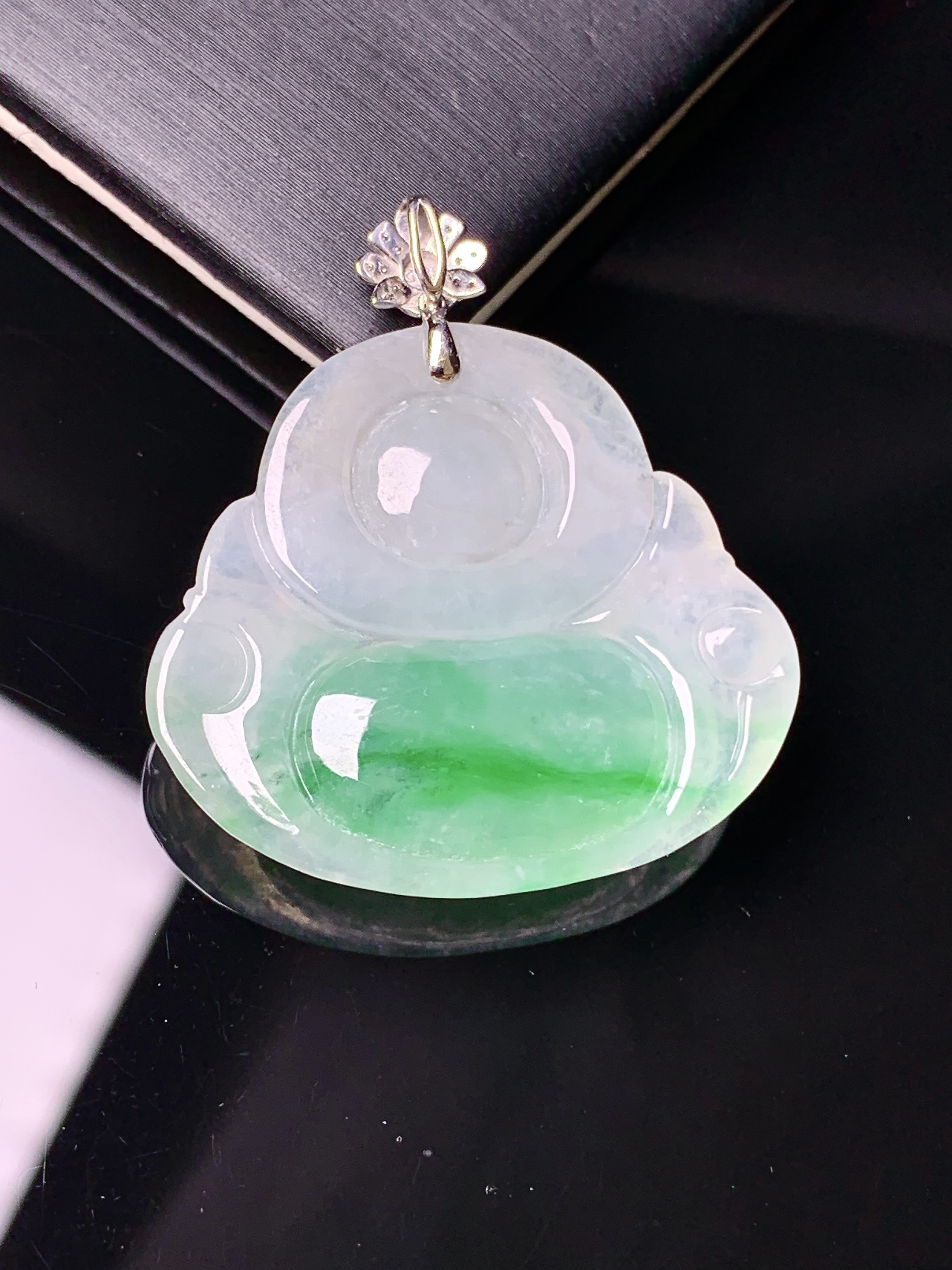 18k金钻镶嵌飘绿佛公吊坠 玉质细腻 色泽艳丽 整体尺寸35.3*31.5*6x1