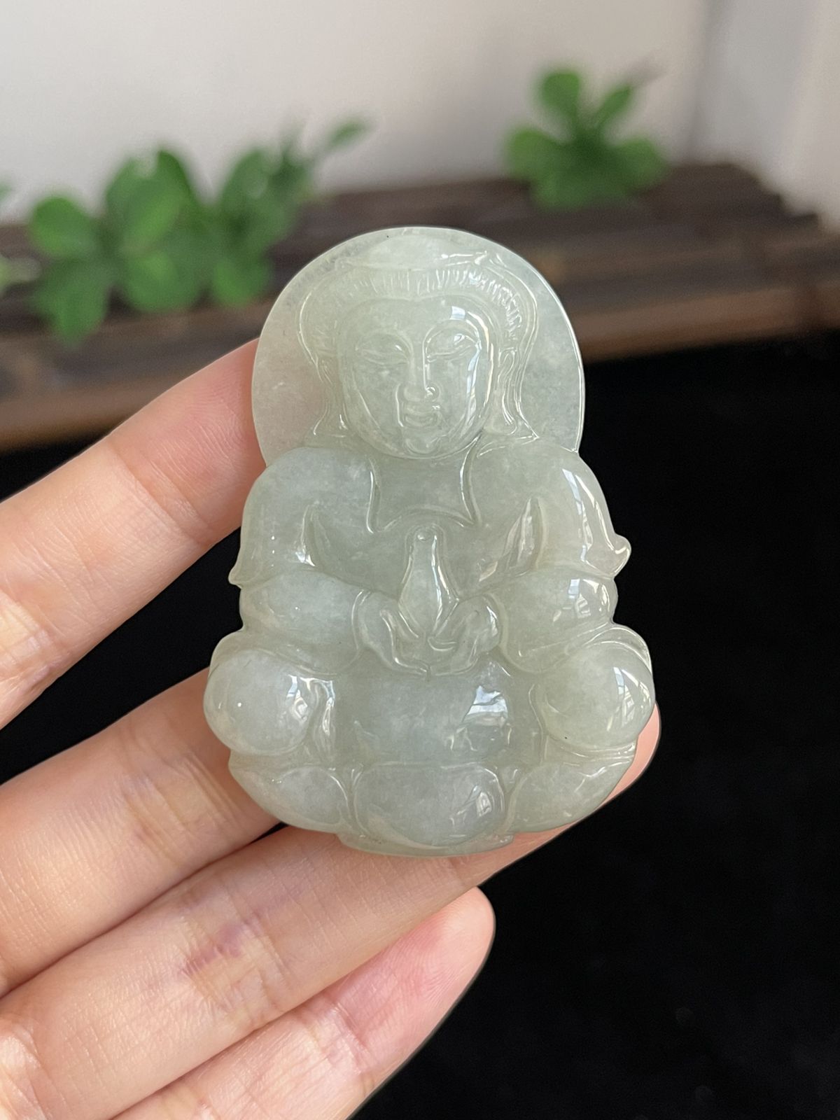 翡翠淡绿色吊坠