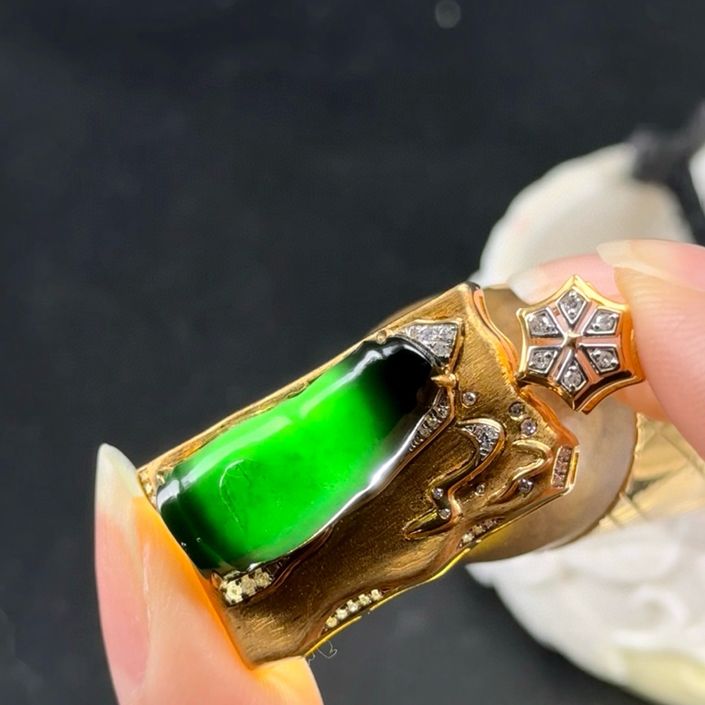 精品18k墨翠节节高 种好色正 重金豪镶 打灯通透 油性十足