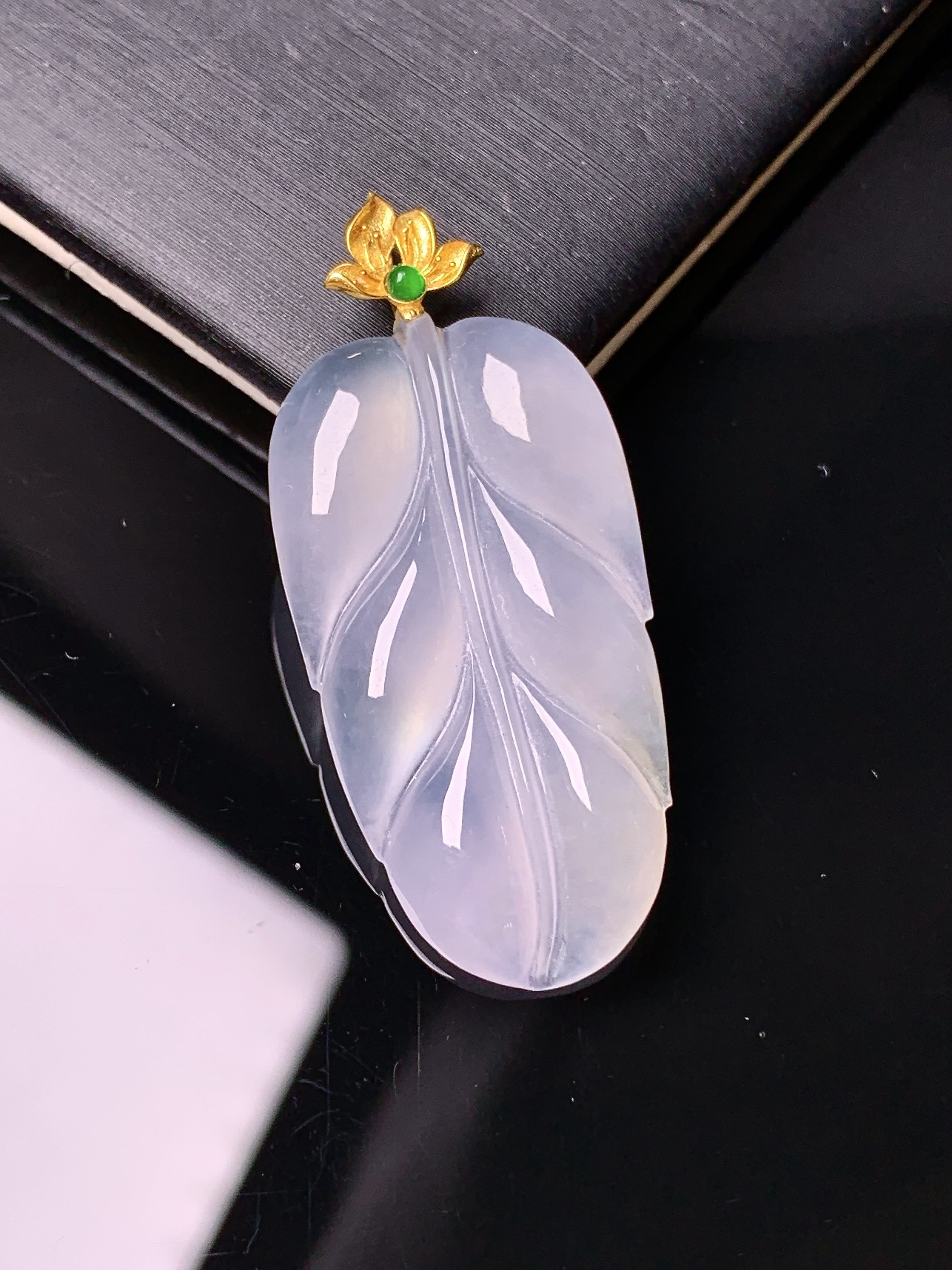 18k金镶嵌冰种树叶吊坠 玉质细腻 色泽艳丽 整体尺寸39.3*17.5*4.3j2