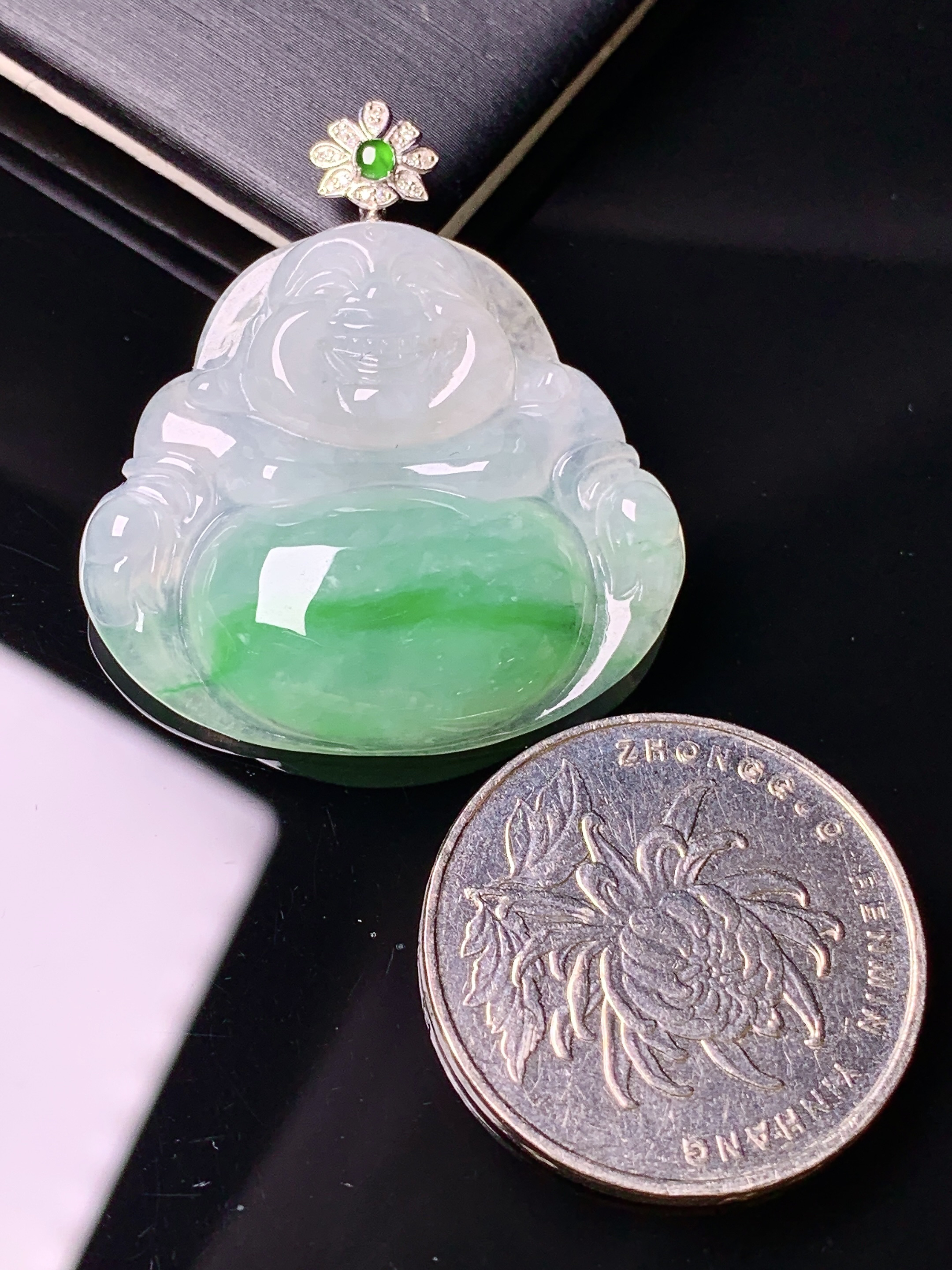 18k金钻镶嵌飘绿佛公吊坠 玉质细腻 色泽艳丽 整体尺寸35.3*31.5*6x1