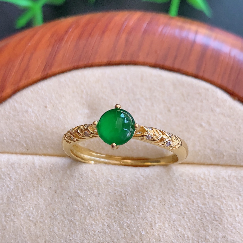 冰润满绿蛋面翡翠戒指  玉质细腻  冰清玉润  飘花灵动  颜色漂亮  W815.12  内径尺寸：18.5-7-5mm   裸石尺寸：5.5mm