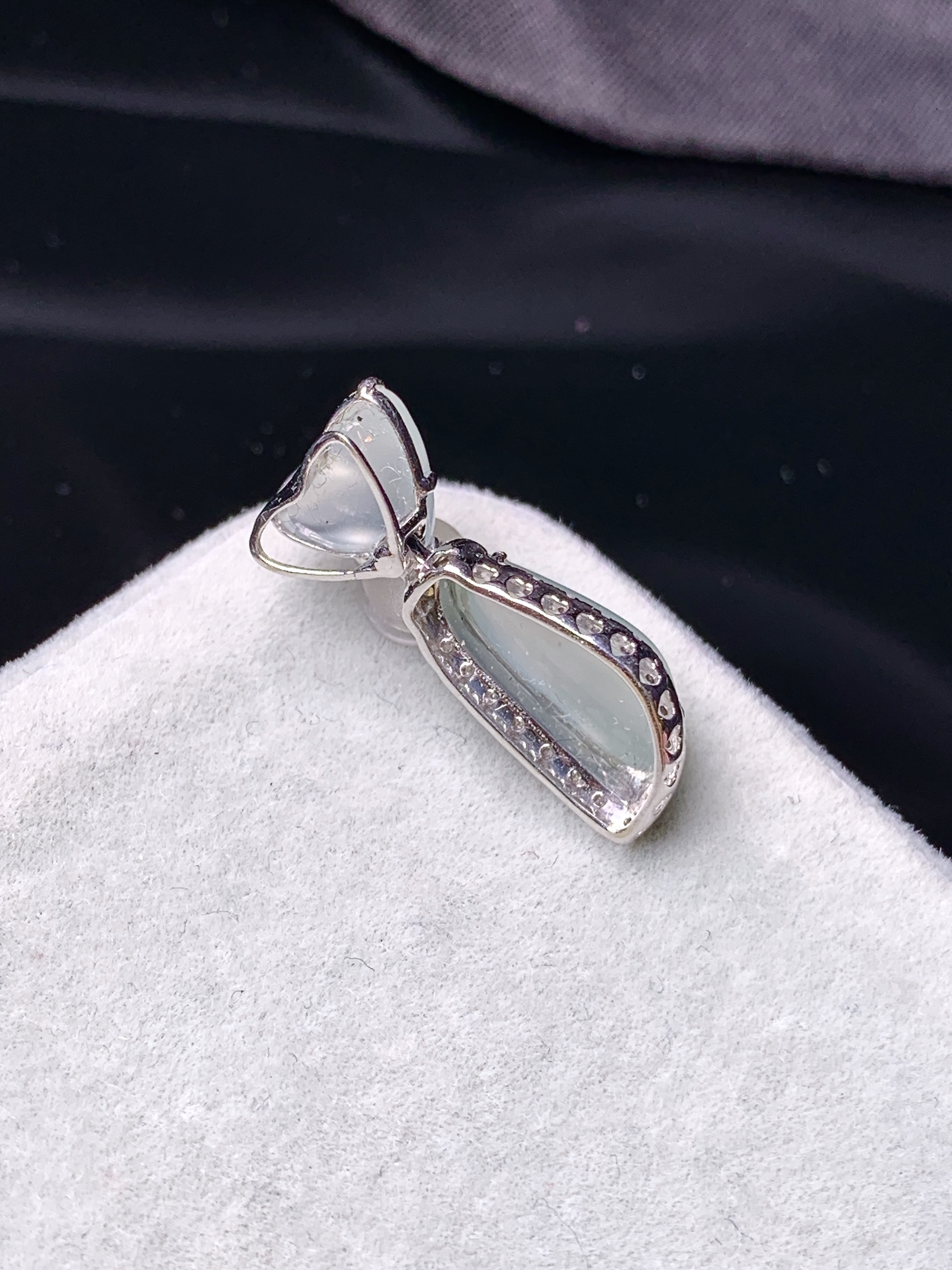 18k金钻镶嵌冰种随形吊坠 玉质细腻 色泽艳丽 整体尺寸21.3*8.5*6y4