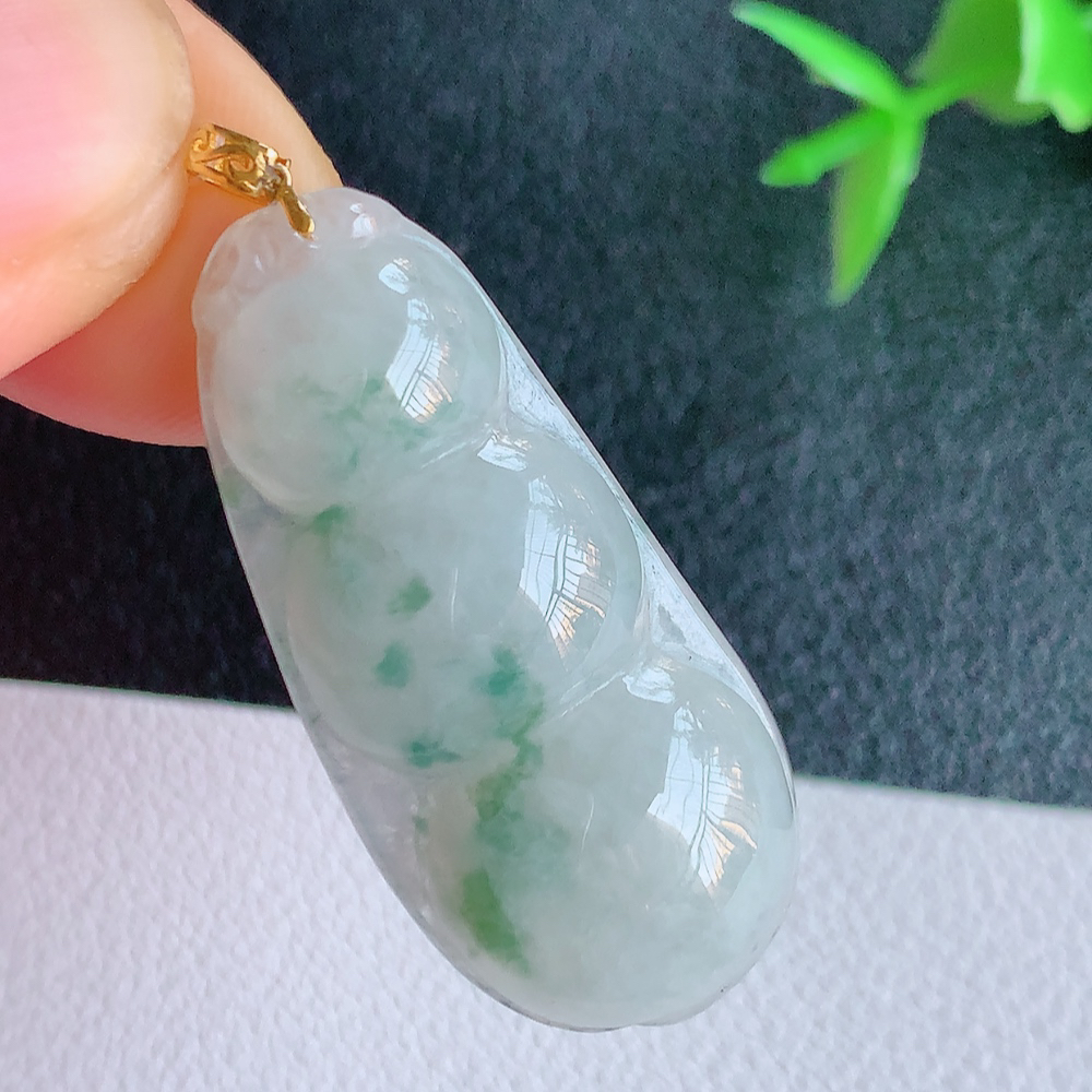 18k金扣冰润飘花福豆翡翠挂件，老种飘花  冰清玉洁  胶感十足  寓意“四季平安，福气满满”颜色鲜艳，清新自然，饱满通透   W49.9  尺寸：35.8-16.2-6mm