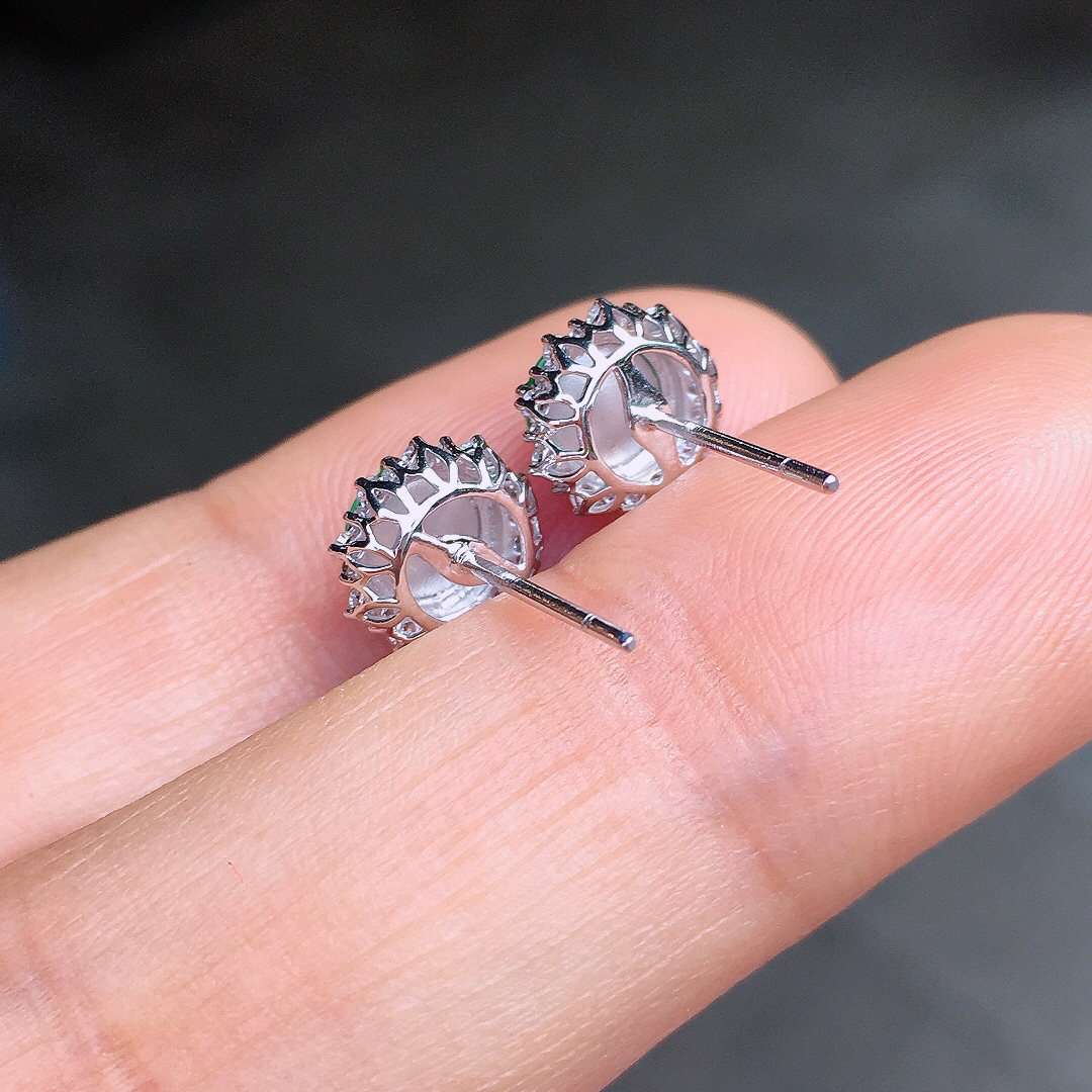 阳绿蛋面耳钉，色泽均匀艳丽，玉质细腻，荧光感超
强，饱满圆润，尽显优雅气质，18k
金豪华镶嵌