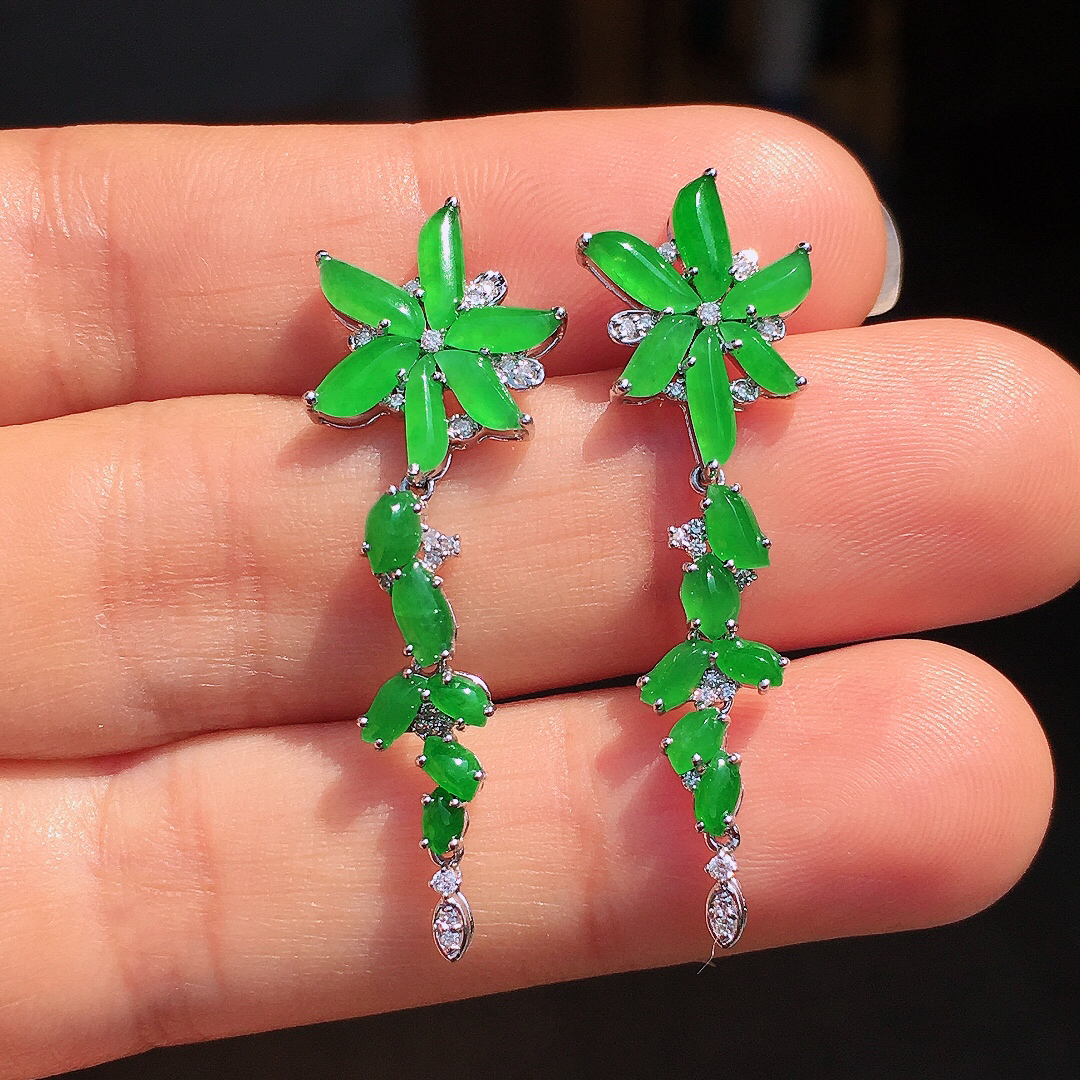 阳绿随形耳坠，色泽均匀艳丽，玉质细腻，荧光感超
强，饱满圆润，尽显优雅气质，18k
金豪华镶嵌