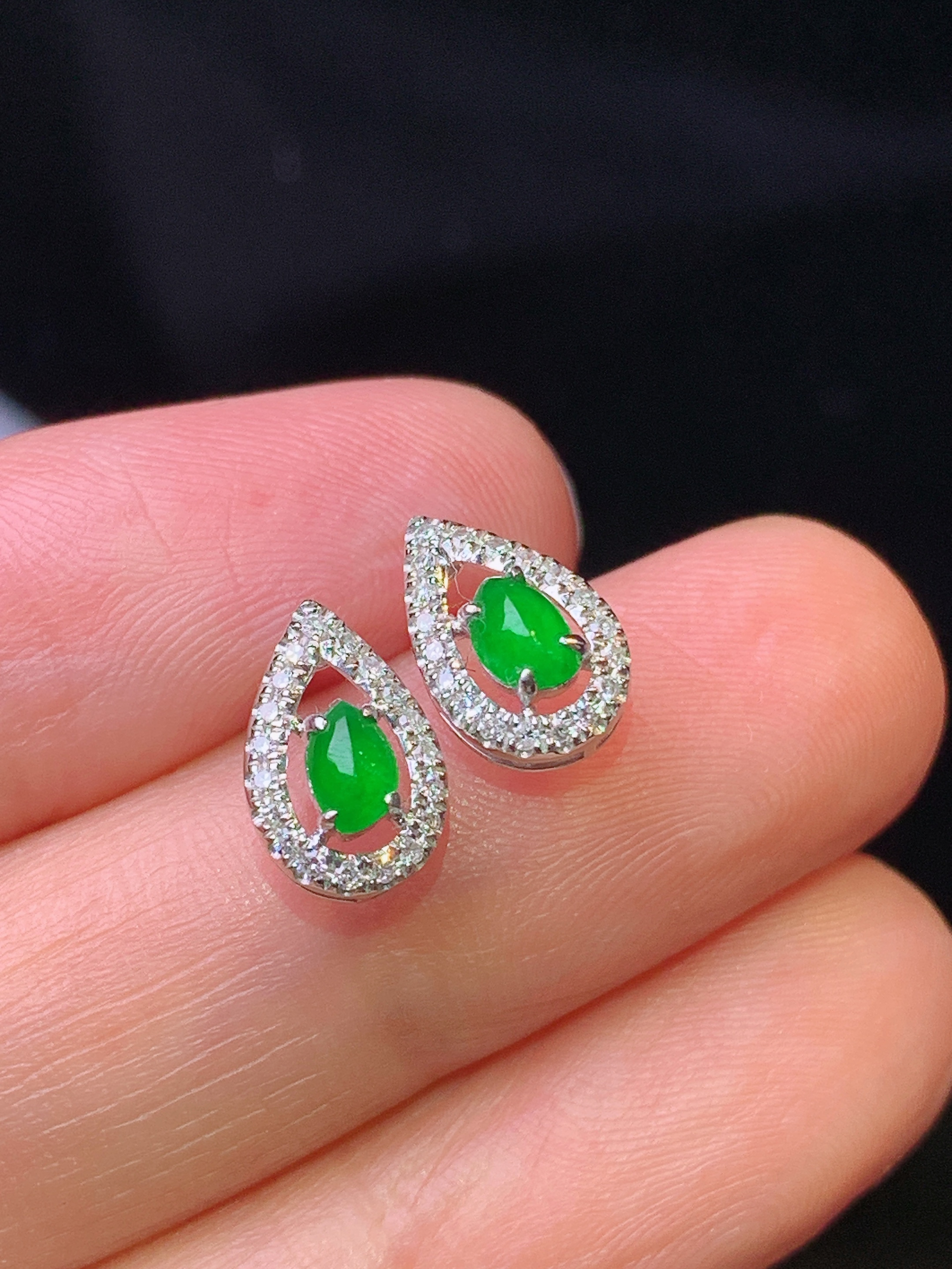 18k金钻镶嵌满绿水滴耳钉 玉质细腻 色泽艳丽 整体尺寸10.2*6.6*4.2c2