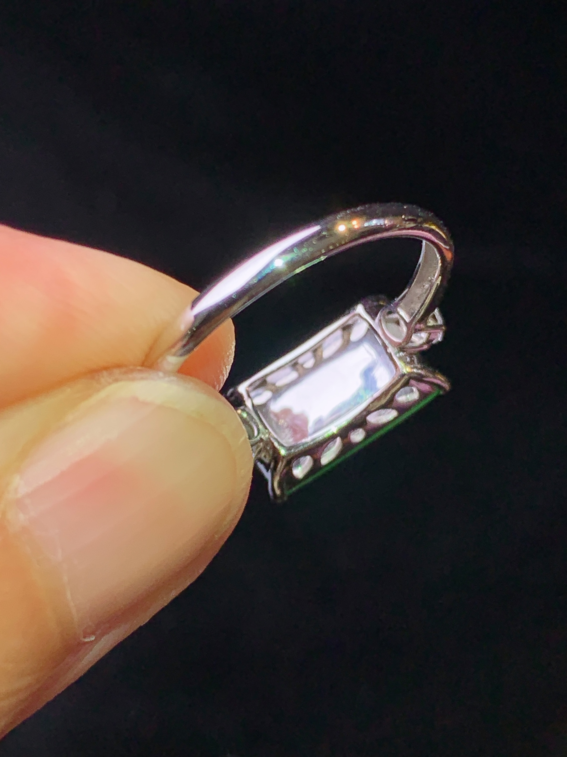 18k金钻镶嵌翠绿玉柱戒指 玉质细腻 色泽艳丽 圈口13 整体尺寸6.6*11.3*3.8j2