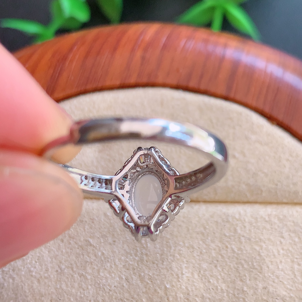 冰润蛋面翡翠戒指  玉质细腻  冰清玉润  飘花灵动  颜色漂亮  W815.12  内径尺寸：18-12.2-6.2mm   裸石尺寸：7-5mm