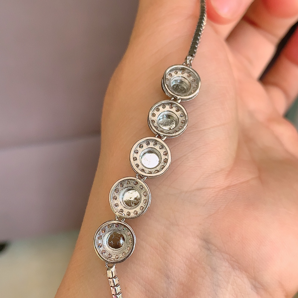 冰润满绿翡翠蛋面手链，水水润润，珠圆玉润，颜色鲜艳，妙明清净，清秀高雅，佩戴效果优雅迷人！性价比超值 W815.12  取一尺寸：9.6-5.5mm    裸石尺寸：5.5mm