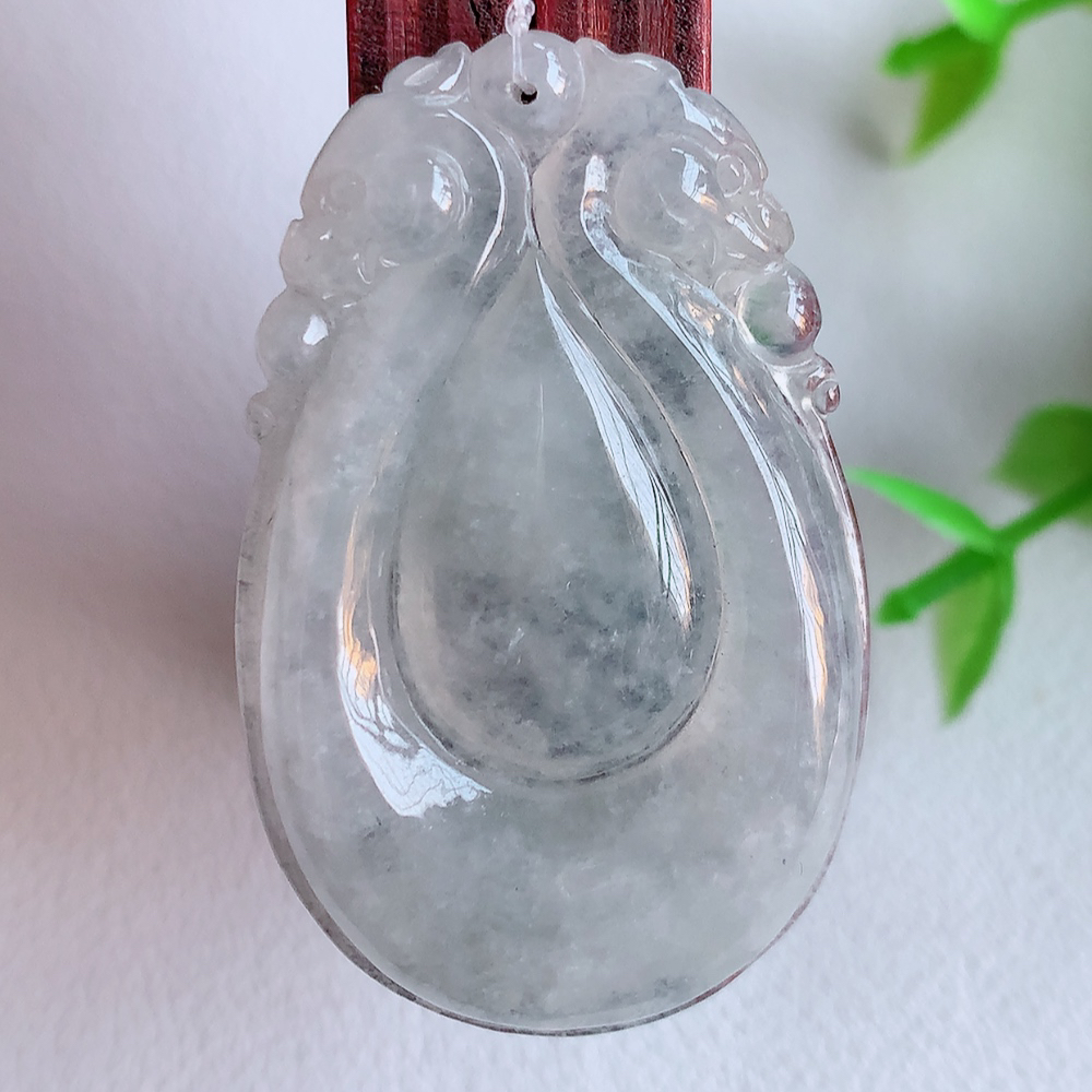 冰润福贝翡翠吊坠，寓意“辈辈有福，财源广进”水足莹润。通体清新通透，佩戴效果优雅迷人，W49.12 尺寸：41.5-26-5mm