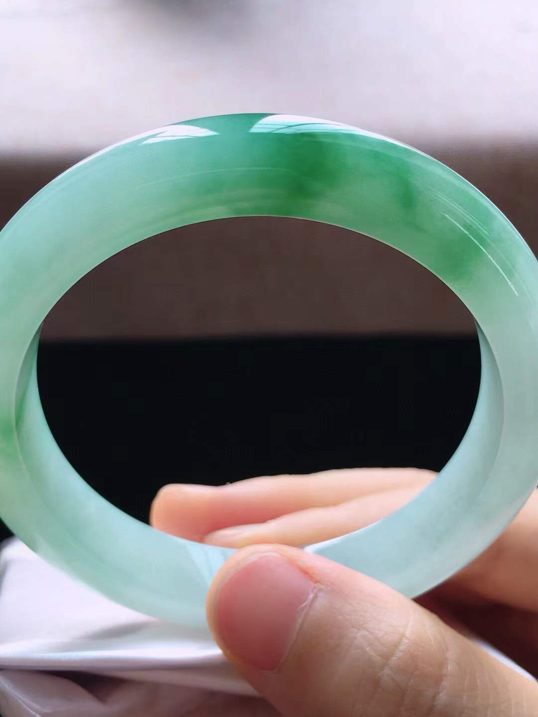 【翡翠名称】老坑冰种冰飘花54.3正圈口手镯
【翡翠尺寸】54.3*10.8*8.2mm适合53-55.5正圈口佩戴
【翡翠描述】宝贝种老水足，玉质细腻，色泽靓丽，性价比高，佩戴效果好！
【其它赠送】权威证书/精美挂绳盒子/支持全国复检