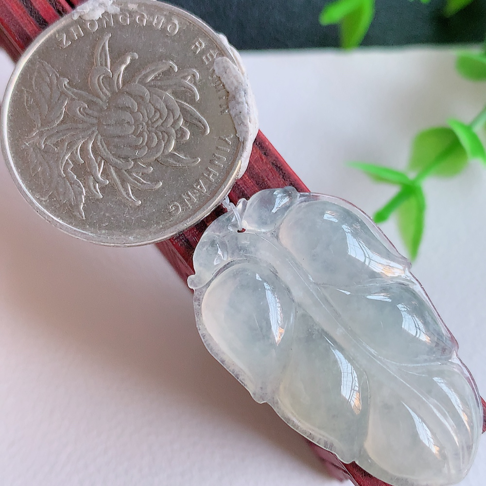 冰润金枝玉叶翡翠吊坠  老种起胶感  寓意“金枝玉叶，大业有成，一夜成名”  饱满大气，水润通透。W49.9   尺寸：33.5-20.5-5.3mm