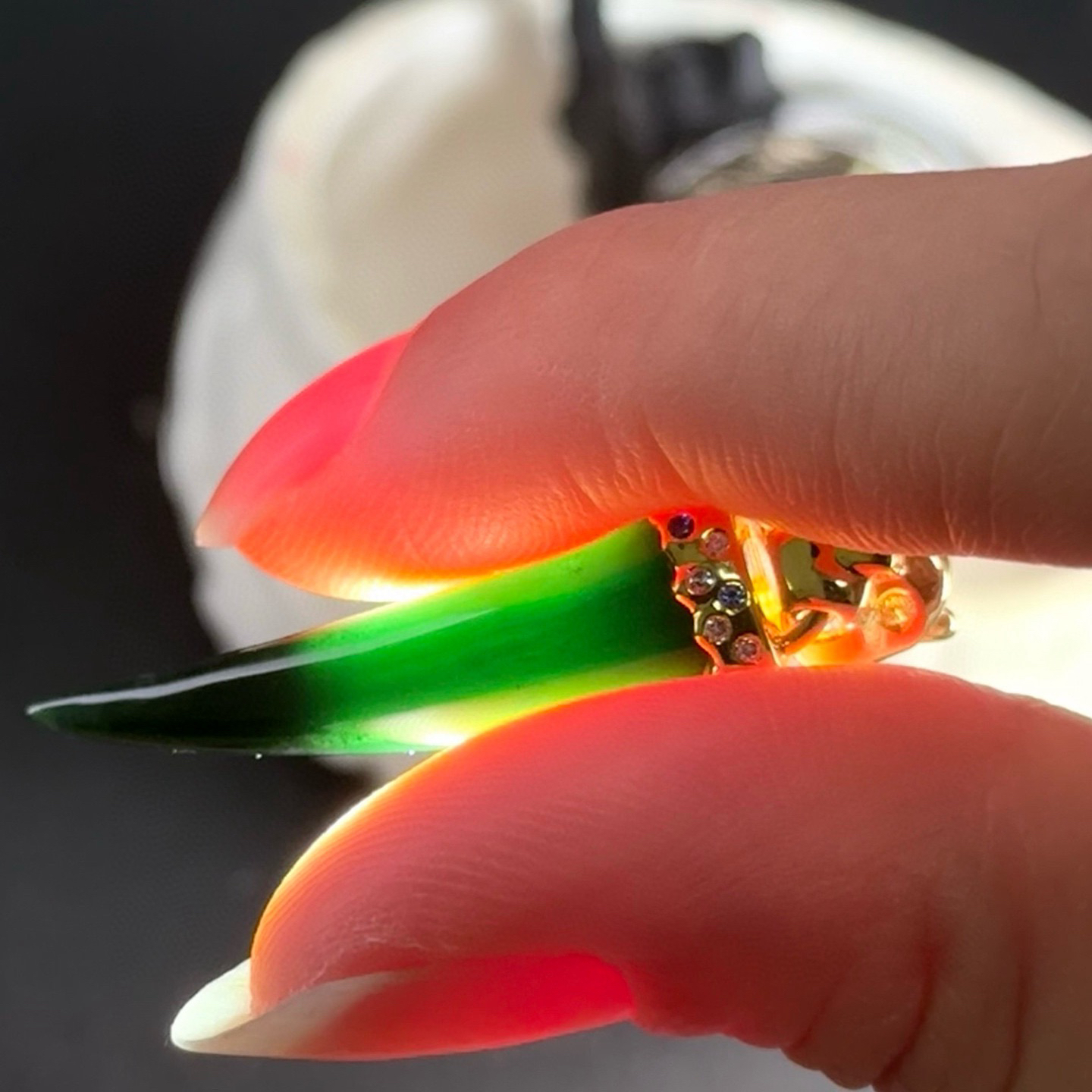 精品18k墨翠兽牙 种好色正 重金豪镶