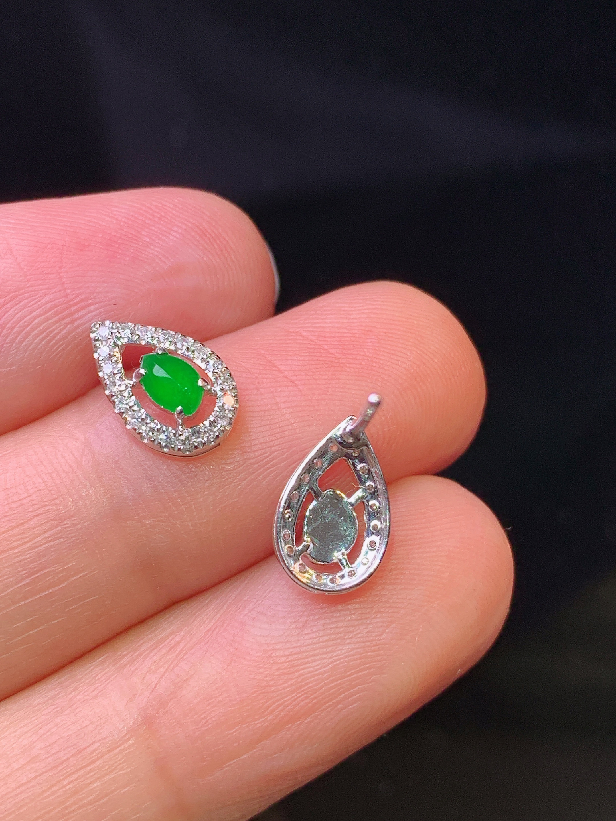 18k金钻镶嵌满绿水滴耳钉 玉质细腻 色泽艳丽 整体尺寸10.2*6.6*4.2c2